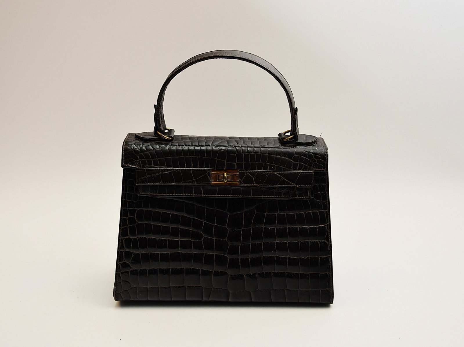 VINTAGE HANDMADE DESIGNER WOMEN HANDBAG ALLIGATOR LEATHER: VINTAGE HANDMADE DESIGNER WOMEN HANDBAG ALLIGATOR LEATHER. C.1940. KELLY STYLE WITH GOLD HARDWARE. Size: 10 1/2 wide x 12 in. including handle. All measurements are approximate. Condition: Not Tested 