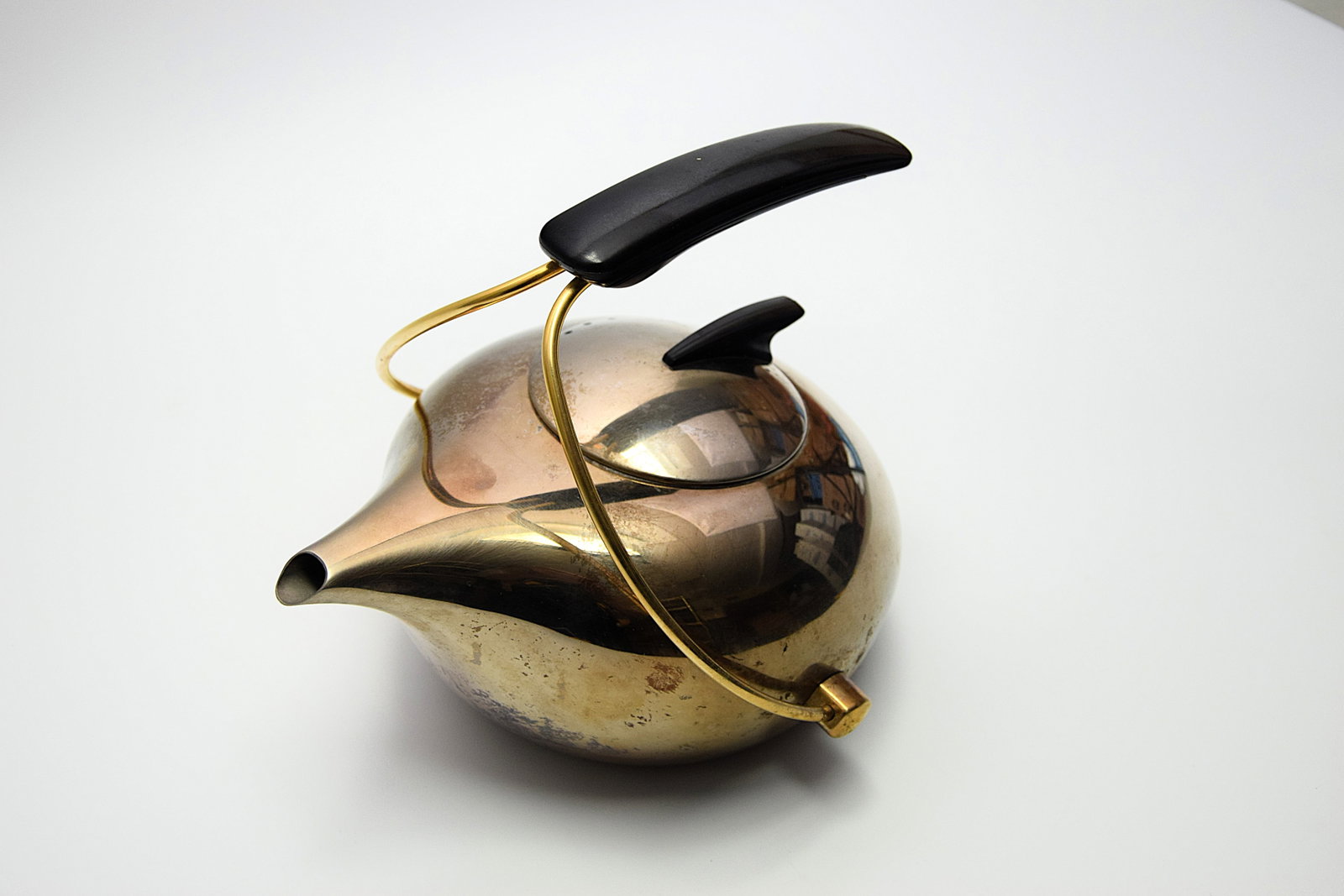 MID CENTURY JAPANEESE A. K. DAS STAINLESS STEAL KETTLE: MID CENTURY JAPANEESE A. K. DAS STAINLESS STEAL KETTLE. MANUFACTURED EXCLUSIVLY IN JAPAN BY A.K. DAS. Size: 8 x 10 in. . All measurements are approximate. Condition: Please see pictures. Provenance: N