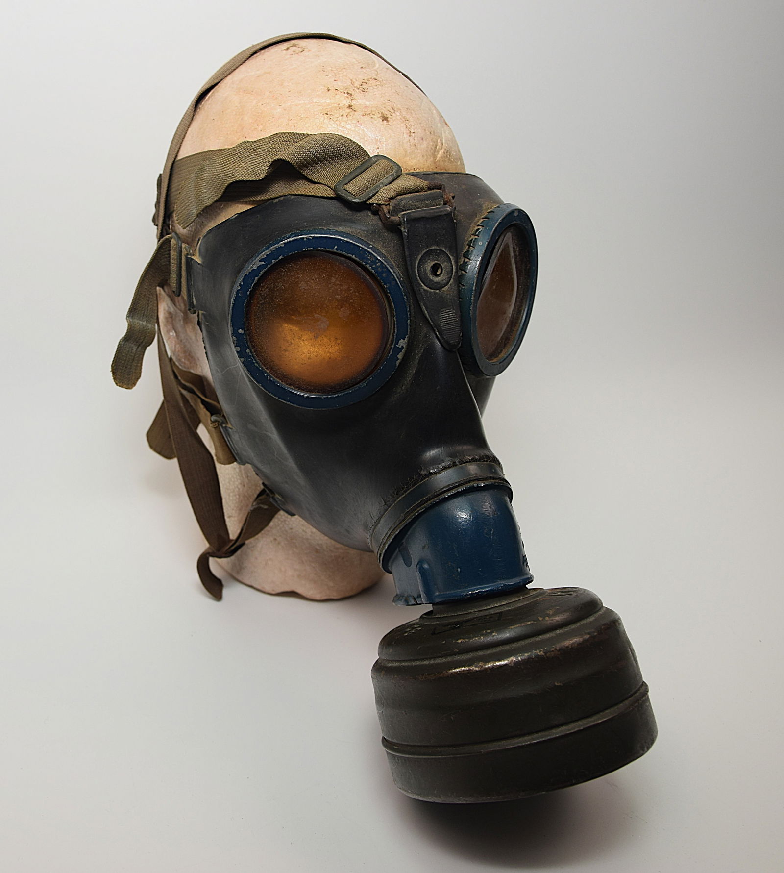 WWII GERMAN GAS MASK, ORIGINAL C.1941. (1 of 10)