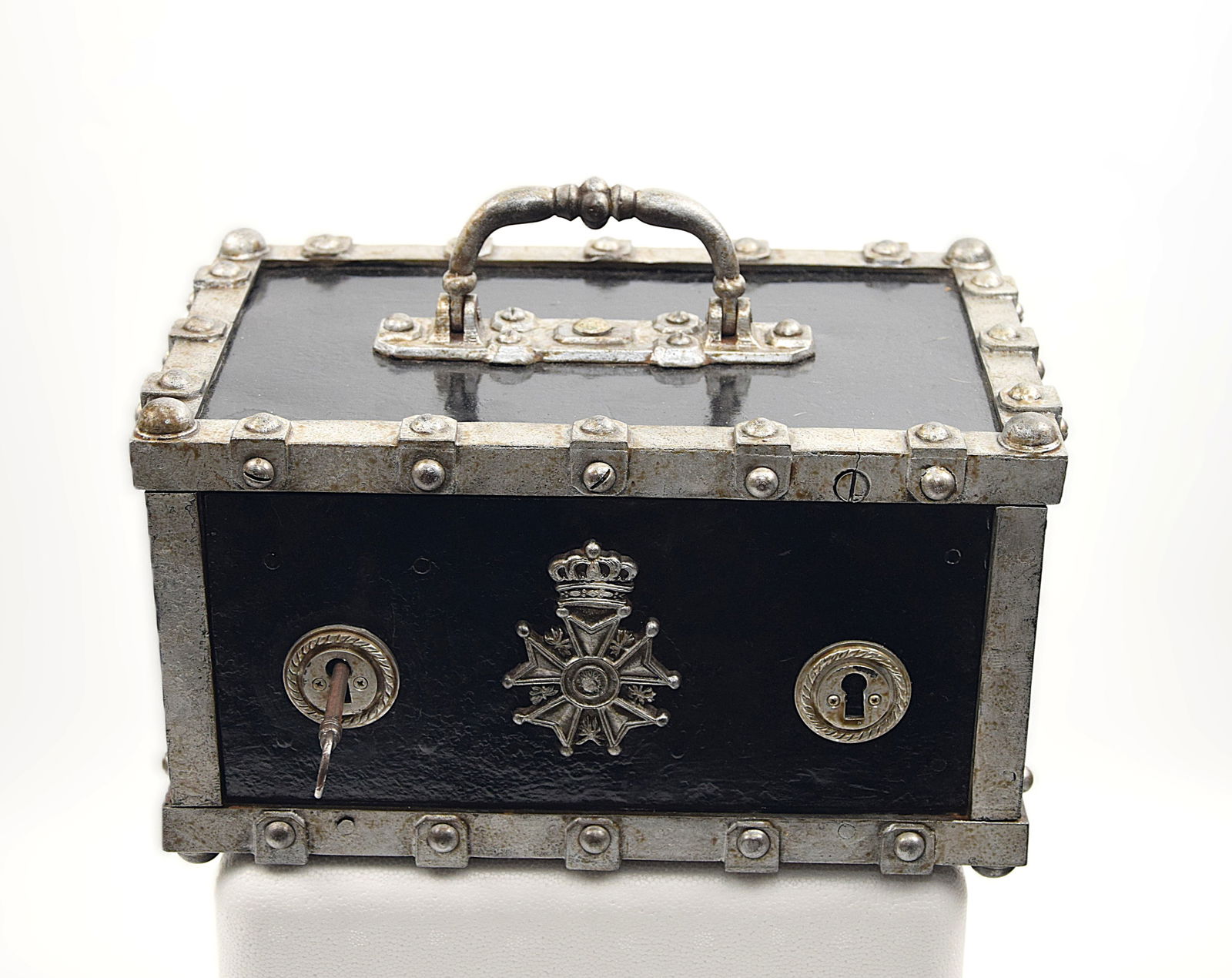 ANTIQUE FRENCH CAST IRON SAFE (1 of 10)