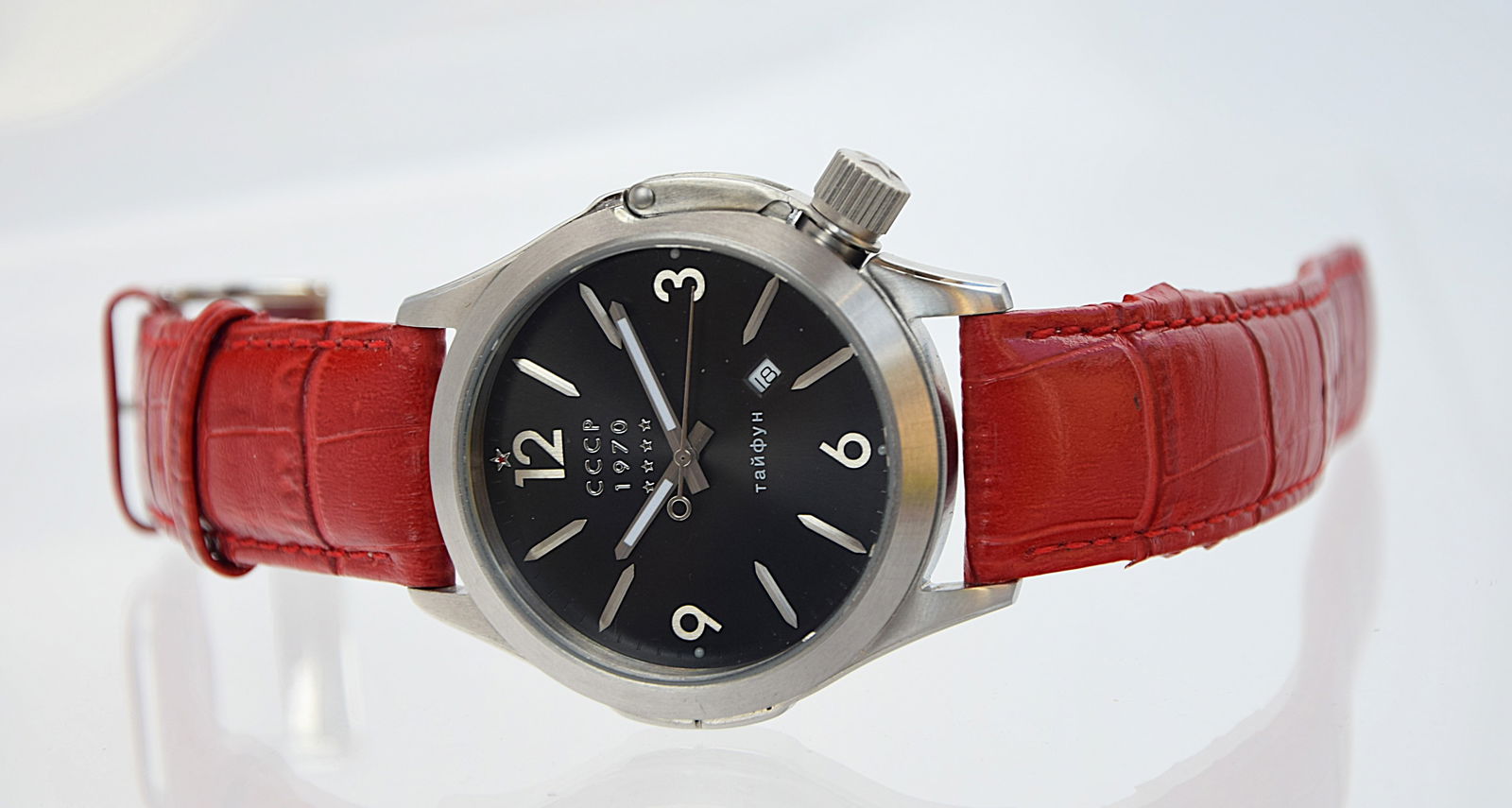 RUSSIAN CCCP MILITARY QUARTZ WRISTWATCH C.1970: RUSSIAN CCCP MILITARY QUARTZ WRISTWATCH C.1970. ORIGINAL BRACELET. NEW. Size: Case app. 45mm excluding crown. Condition: Working at the time of inspection. Please see pictures. Provenance: NYC promine