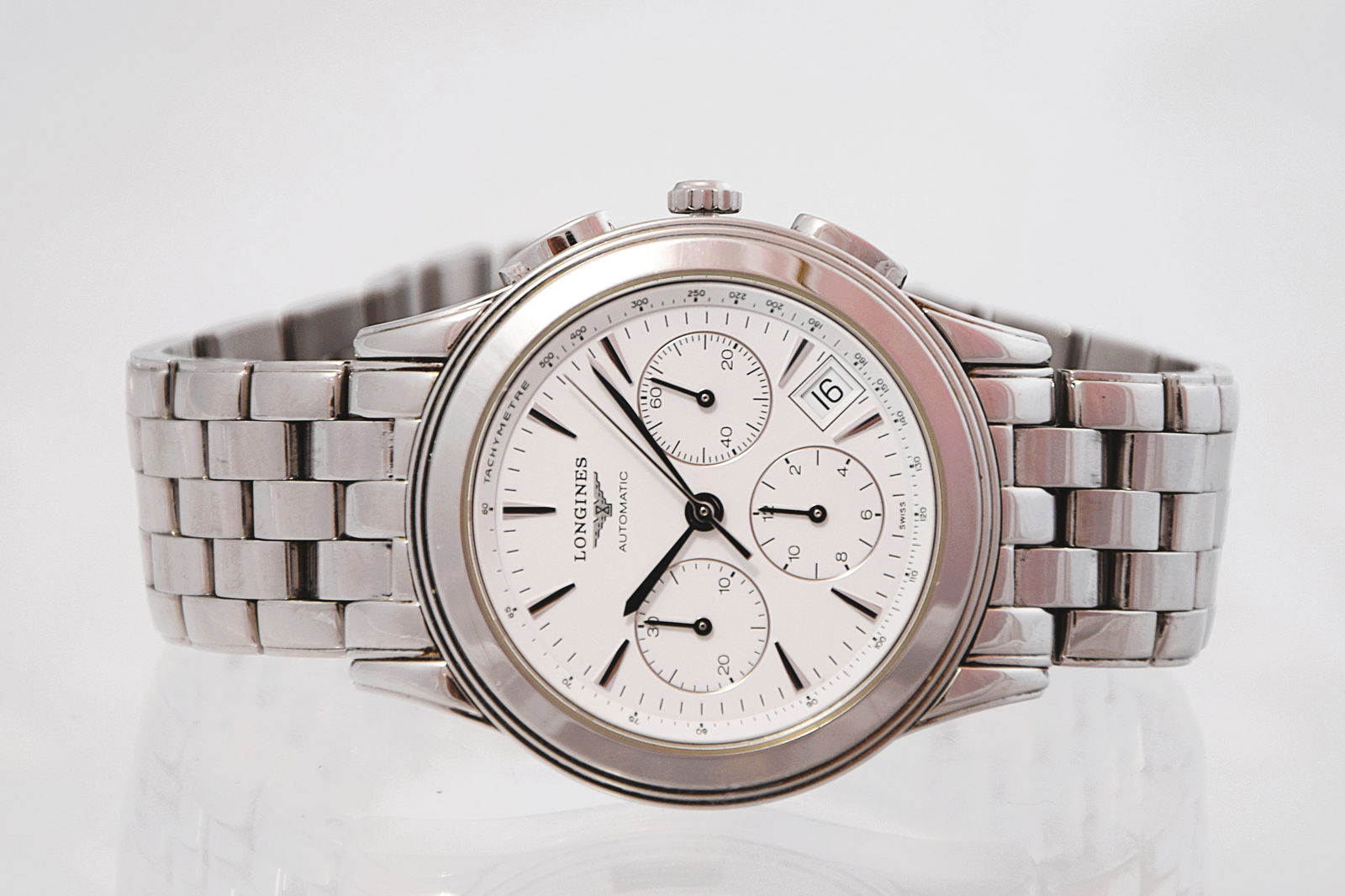 LONGINES CHRONOGRAPH AUTOMATIC SWISS WRISTWATCH 37 JEWELS: LONGINES CHRONOGRAPH AUTOMATIC SWISS men watch, 37 JEWELS, with original bracelet and manual. Size: Case app. 39mm excluding crown. Condition: Working at the time of inspection. Please see pictures. P