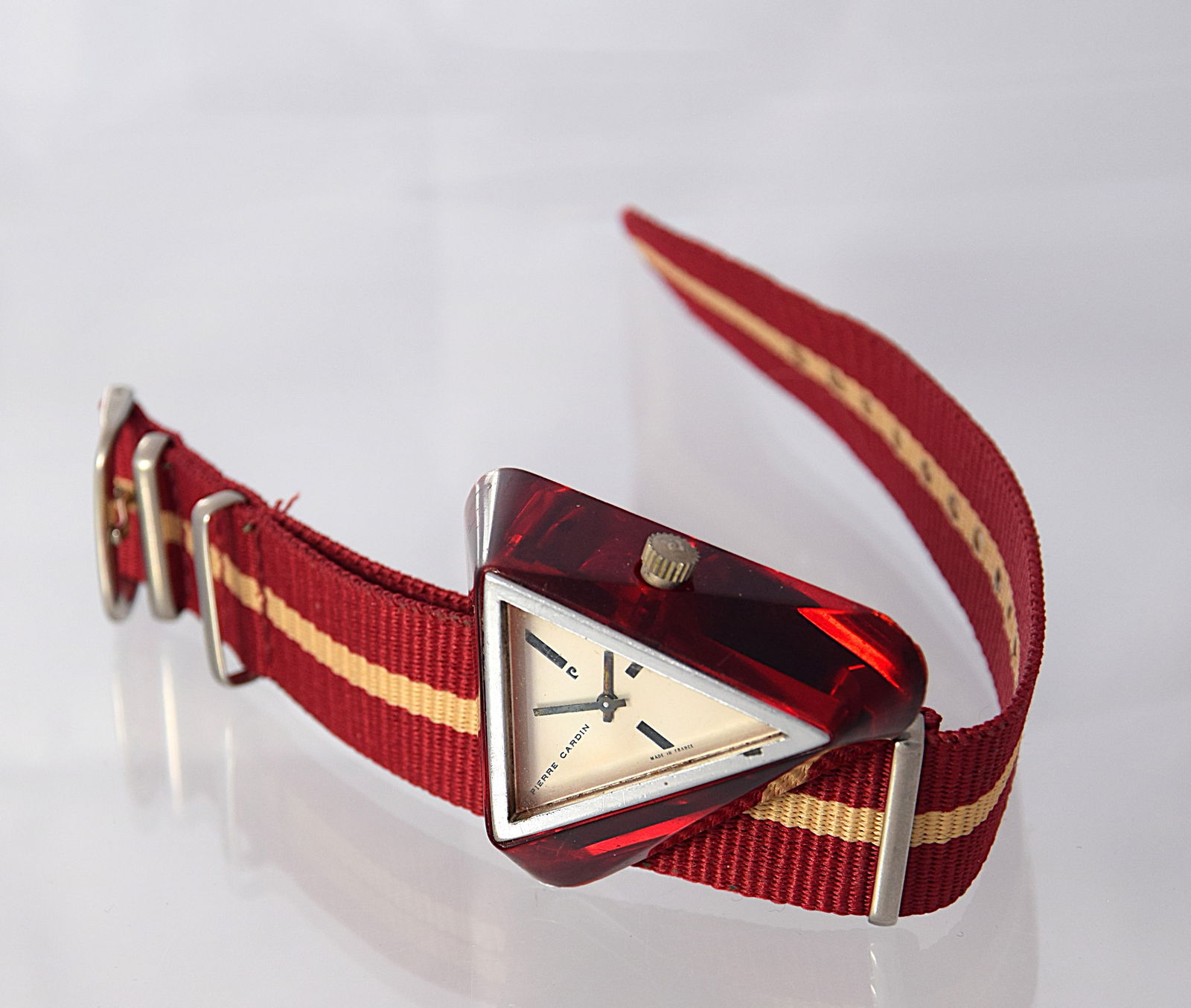 PIERRE CARDIN ESPACE MECHANICAL WRIST WATCH AVANT - GARDE C.1970: DESIGHNER PIERRE CARDIN women watch, mechanical made in France. Size: Case app. 33mm x 45mm triangular shape excluding crown. Condition: Working at the time of inspection. Please see pictures. Provena