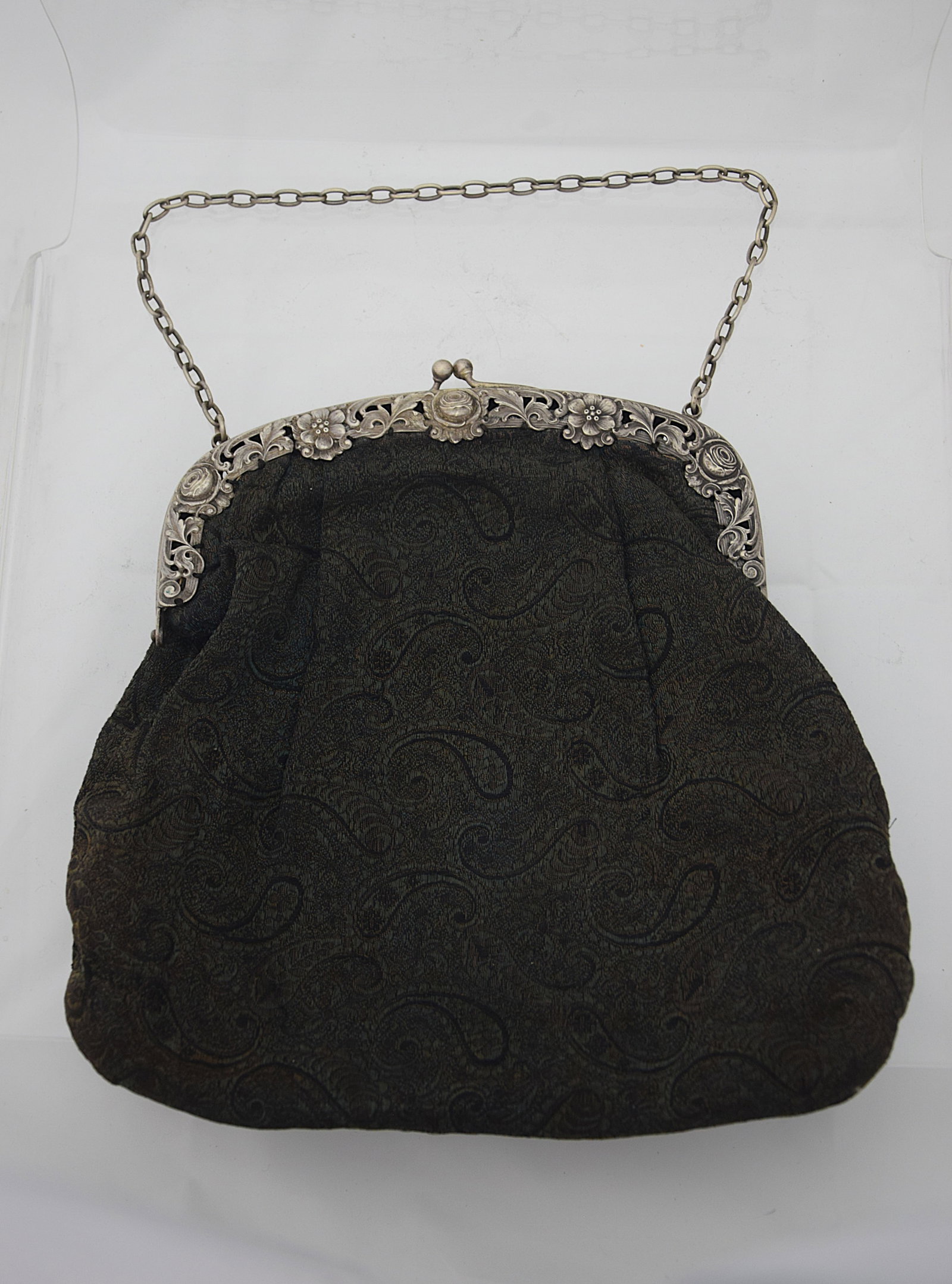 ELEGANT SILVER FRAME EVENING PURSE ART NOUVEAU STYLE: STRIKING ART NOUVEAU STYLE EVENING PURSE FEATURING AN ORNATELY PIERCED SILVER (800) FRAME WITH FLORAL AND SCROLL MOTIFS, COMPLEMENTED BY A FINELY TEXTURED DARK FABRIC BODY. THE FRAME DISPLAYS DELICATE