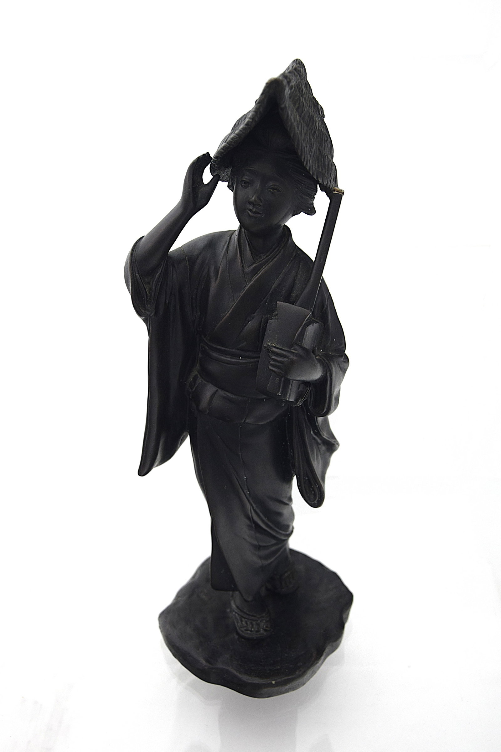 FINE BRONZE FIGURAL GEISHA SCULPTURE JAPANESE STYLE SIGNED BASE: ELEGANT CAST BRONZE FIGURE OF A GEISHA DEPICTED IN GRACEFUL MOTION, HOLDING A PARASOL AND SCROLL, RENDERED IN CLASSIC JAPANESE STYLE WITH SUBTLE FACIAL DETAIL AND FLOWING KIMONO DRAPERY. THE COMPOSITI
