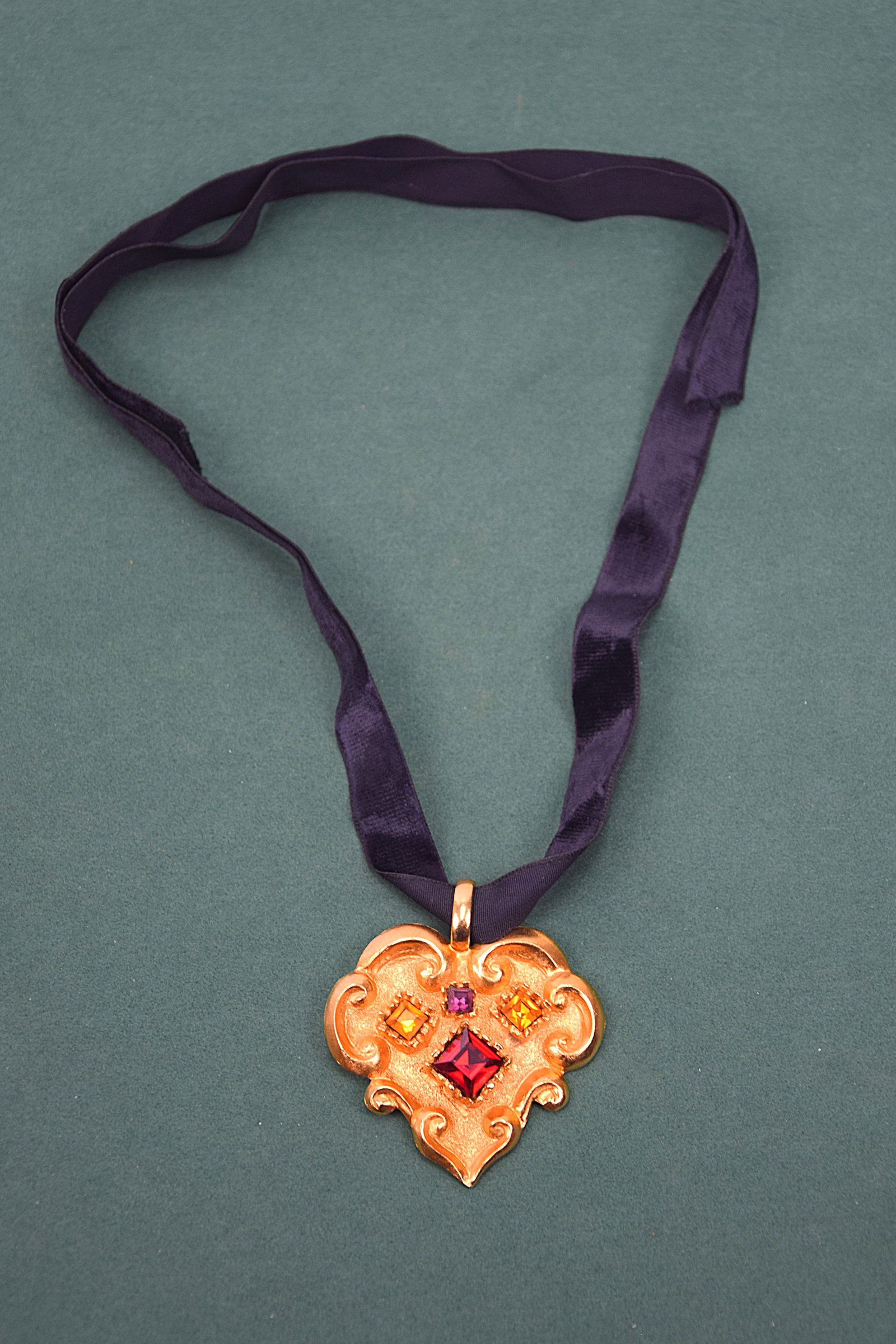 CHRISTIAN LACROIX GILT METAL JEWELED PENDANT NECKLACE FRANCE STATEMENT DESIGN (1 of 5)
