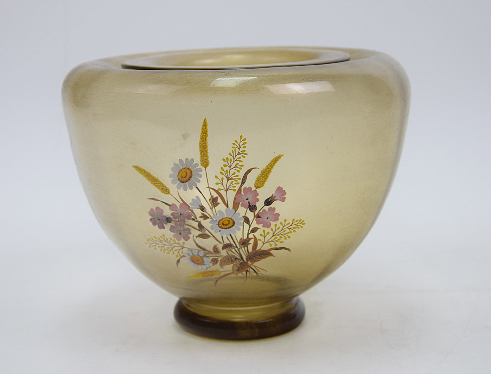 VINTAGE AMBER GLASS FLORAL CENTERPIECE BOWL MID CENTURY DECORATIVE ART GLASS: STRIKING MID CENTURY AMBER TONE ART GLASS BOWL FEATURING A RICHLY CURVED FORM WITH POLISHED SURFACE AND APPLIED FLORAL SPRAY DECORATION. LIKELY EUROPEAN OR AMERICAN PRODUCTION, CIRCA MID 20TH CENTURY,