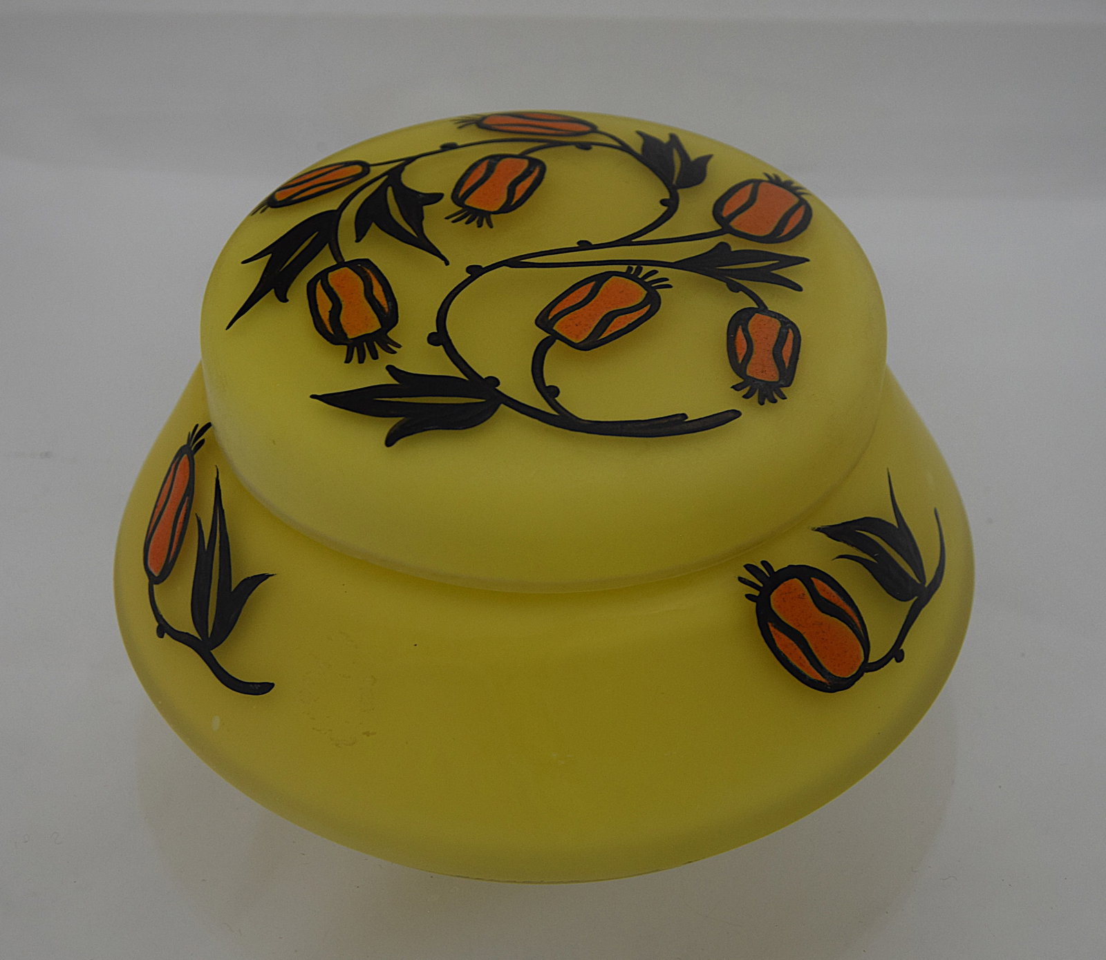 ART DECO DELAFINE CAMEO GLASS COVERED BOX FLORAL MOTIF: ELEGANT FRENCH ART DECO ERA FROSTED YELLOW CAMEO GLASS COVERED BOX, FINELY DECORATED WITH BLACK-ETCHED SCROLLING VINES AND ORANGE POD-LIKE FLORAL ELEMENTS. SIGNED DELAFINE, EXEMPLIFYING EARLY 20TH CEN