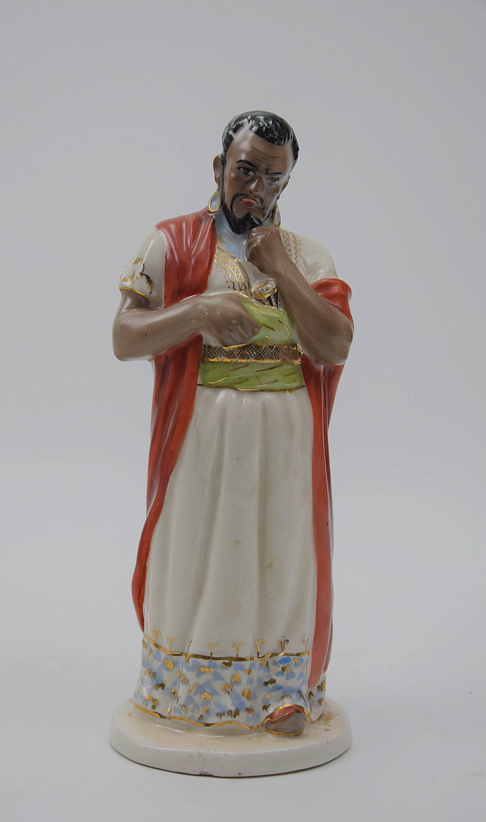 SOVIET MID 20TH CENTURY PORCELAIN OTHELLO FIGURINE: SOVIET MID 20TH CENTURY PORCELAIN FIGURINE IN THE IMAGE DEPICTS THE FAMOUS ARMENIAN SOVIET ACTOR VAHRAM PAPAZYAN IN HIS ROLE AS OTHELLO. PRODUCED BY THE VERBILKI PORCELAIN FACTORY IN THE 1950s. Size: 