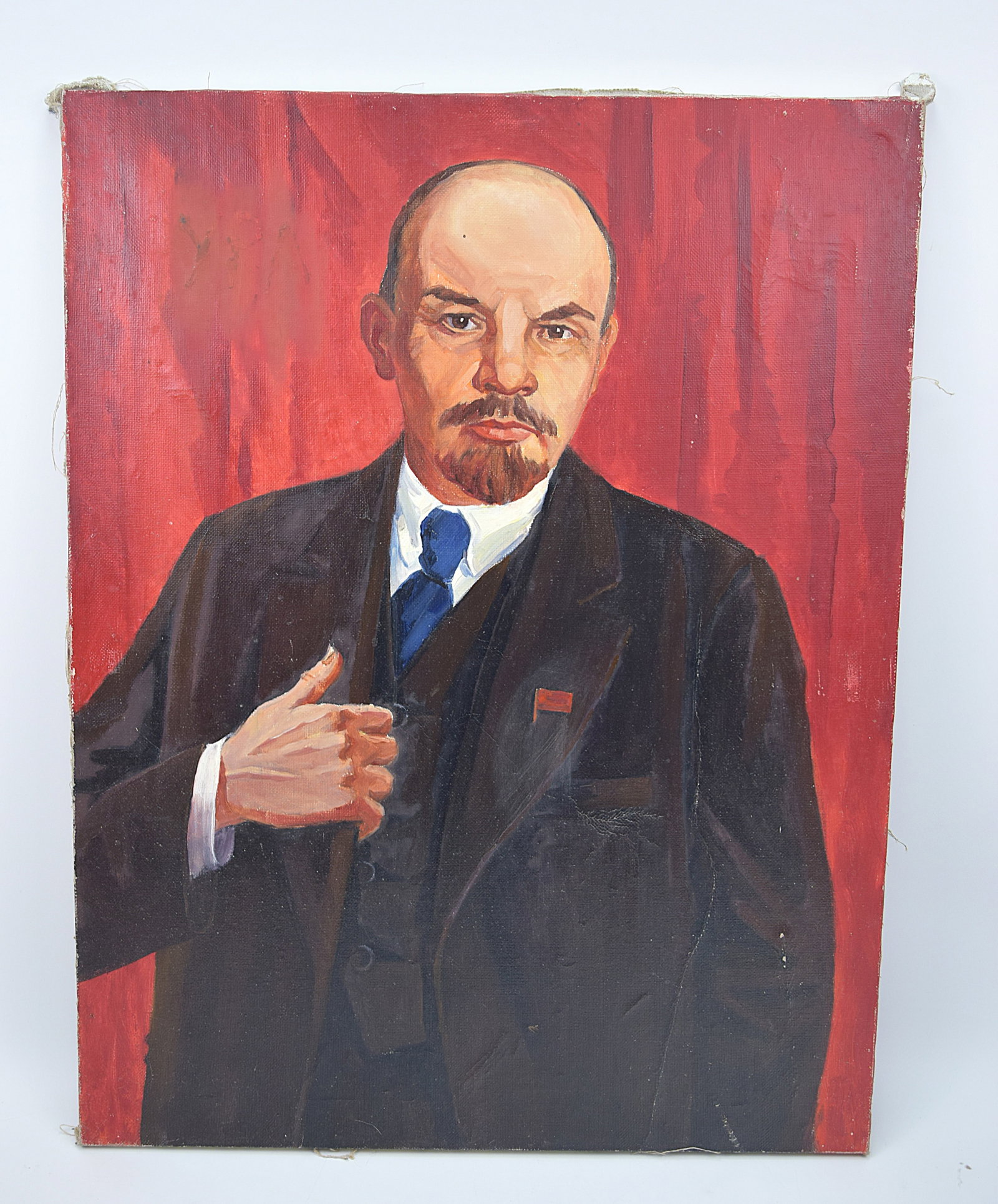 ORIGINAL OIL PORTRAIT OF VLADIMIR LENIN, SIGNED AND DATED 1970 (RUSSIAN SCHOOL): ORIGINAL OIL ON CANVAS, DEPICTING A HALF-LENGTH PORTRAIT OF VLADIMIR LENIN AGAINST A VIVID RED GROUND; THE FIGURE IS SHOWN IN A DARK SUIT WITH BLUE TIE AND RED LAPEL PIN, HIS HAND RAISED IN A CHARACTE