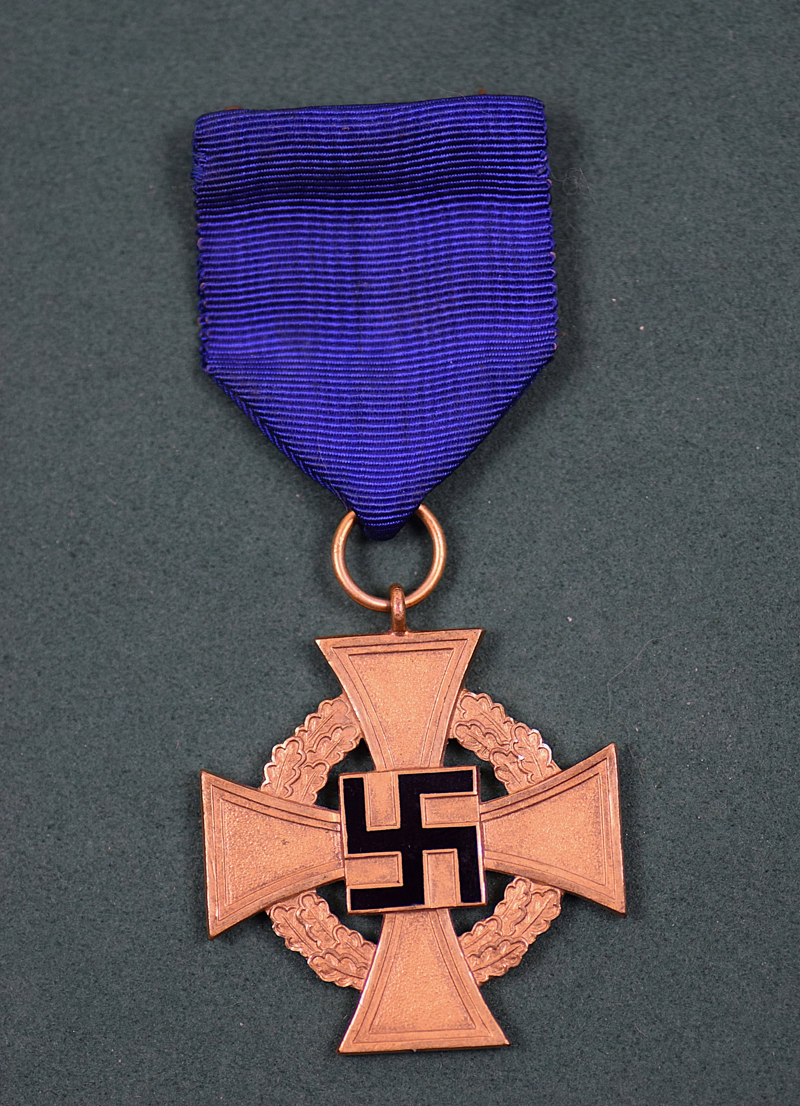 WWII GERMAN 40 YEARS FAITHFUL SERVICE MEDAL, ORIGINAL: WWII GERMAN 40 YEARS FAITHFUL SERVICE MEDAL, ORIGINAL with Ribbon and Closure. Size: 1 5/8 X 1 5/8 in. All measurements are approximate. Condition: Please see pictures. Provenance: NY prominent milita