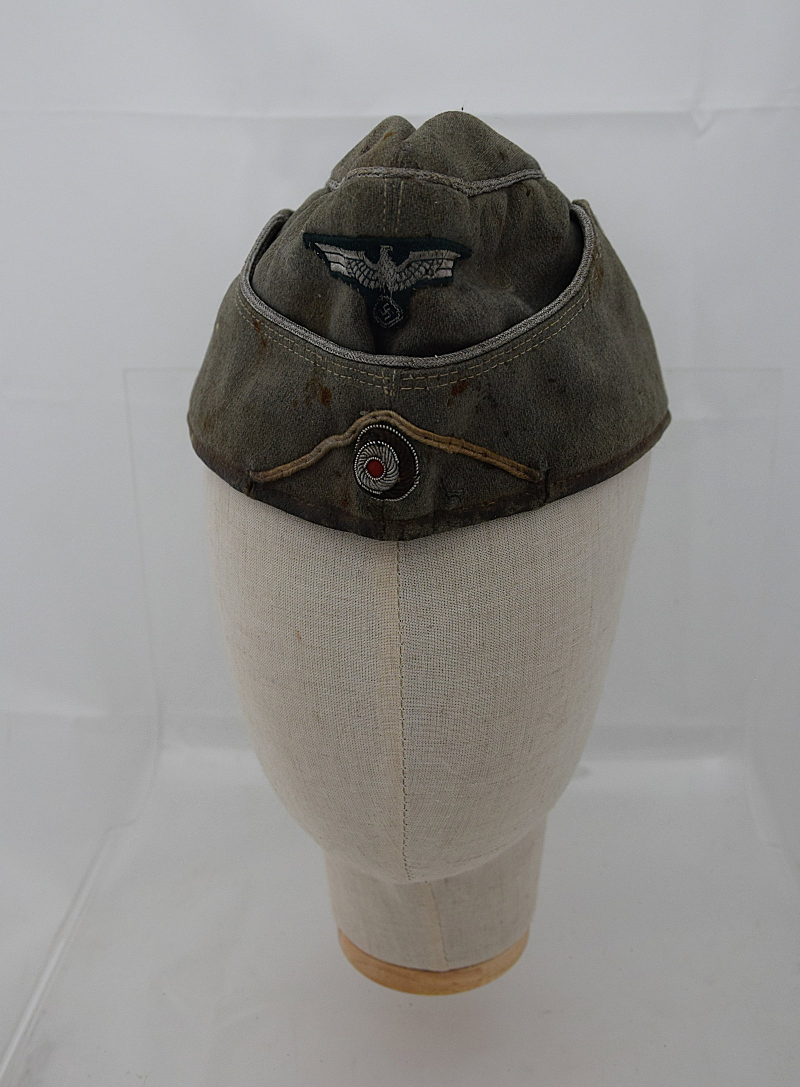 WWII GERMAN ARMY (HEER) OFFICER SIDE CAP (FIELD WORN): ORIGINAL WORLD WAR II GERMAN HEER M34/M38-STYLE OVERSEAS SIDE CAP (SCHIFFCHEN) IN FIELD-GRAY WOOL, FEATURING MACHINE-APPLIED BEVO-STYLE EAGLE AND COCKADE INSIGNIA; INTERIOR AND EXTERIOR SHOW HEAVY FIE