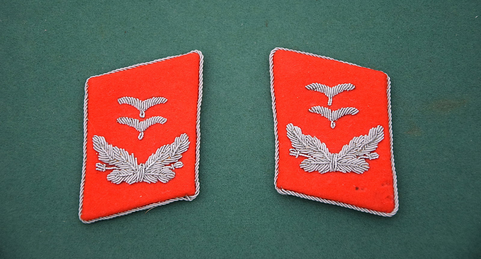 PAIR OF GERMAN WWII LUFTWAFFE FLAK OFFICER (OBERLEUTNANT) COLLAR TABS (1 of 2)