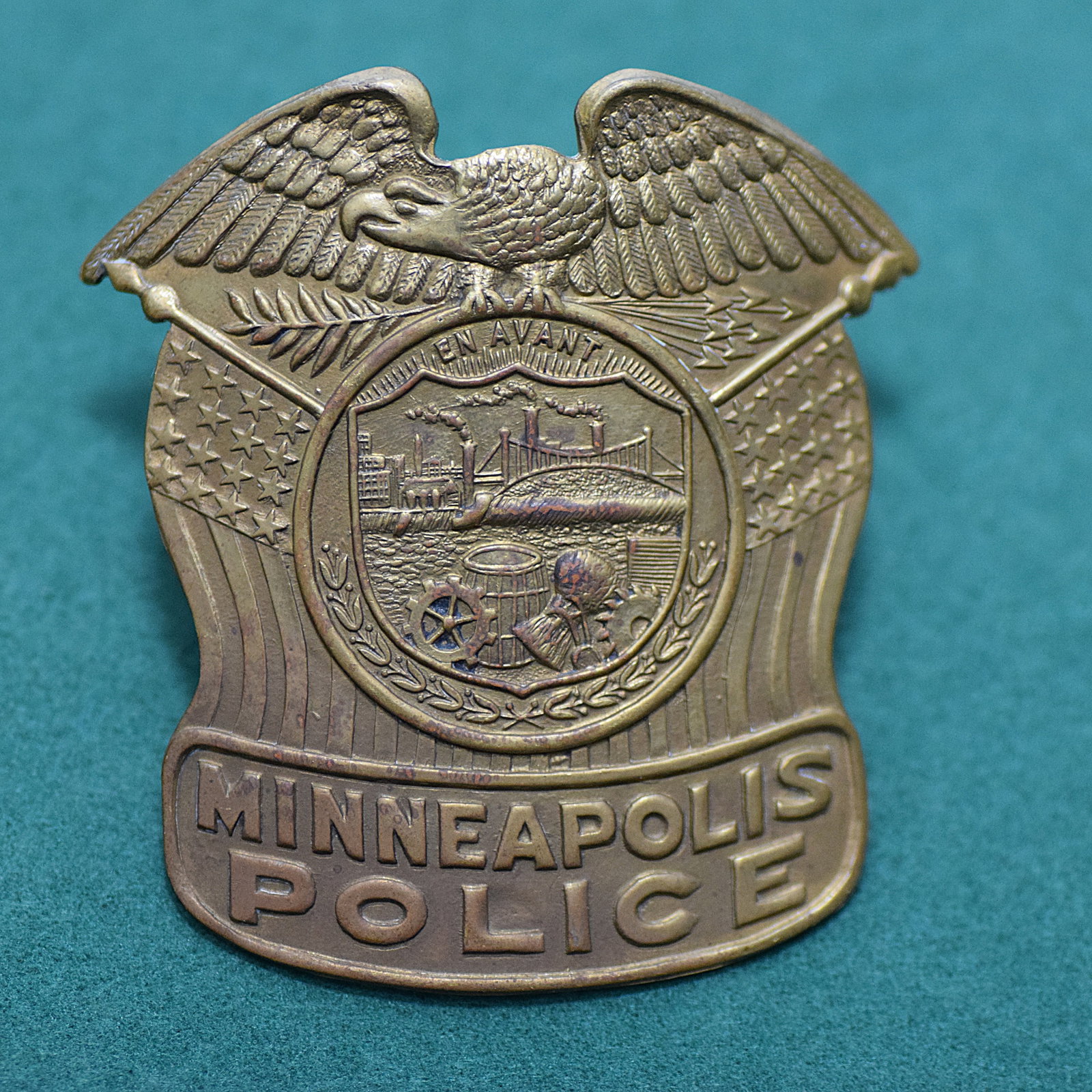 OBSOLITE POLICE HAT BADGE - MINNEAPOLIS (1 of 2)