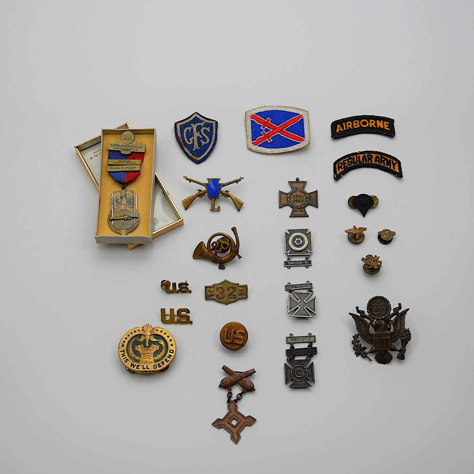 COLLECTION OF 21 WWI &WWII US ARMY INSIGNIA, PATCHES, BADGES & SHOOTING MEDAL: COLLECTION OF 21 WWI &WWII US ARMY INSIGNIA, PATCHES (WWII/VINTAGE), BADGES (SOME STERLING SILVER) & SHOOTING MEDAL. Size: various. All measurements are approximate. Condition: Please see pictures. Pr