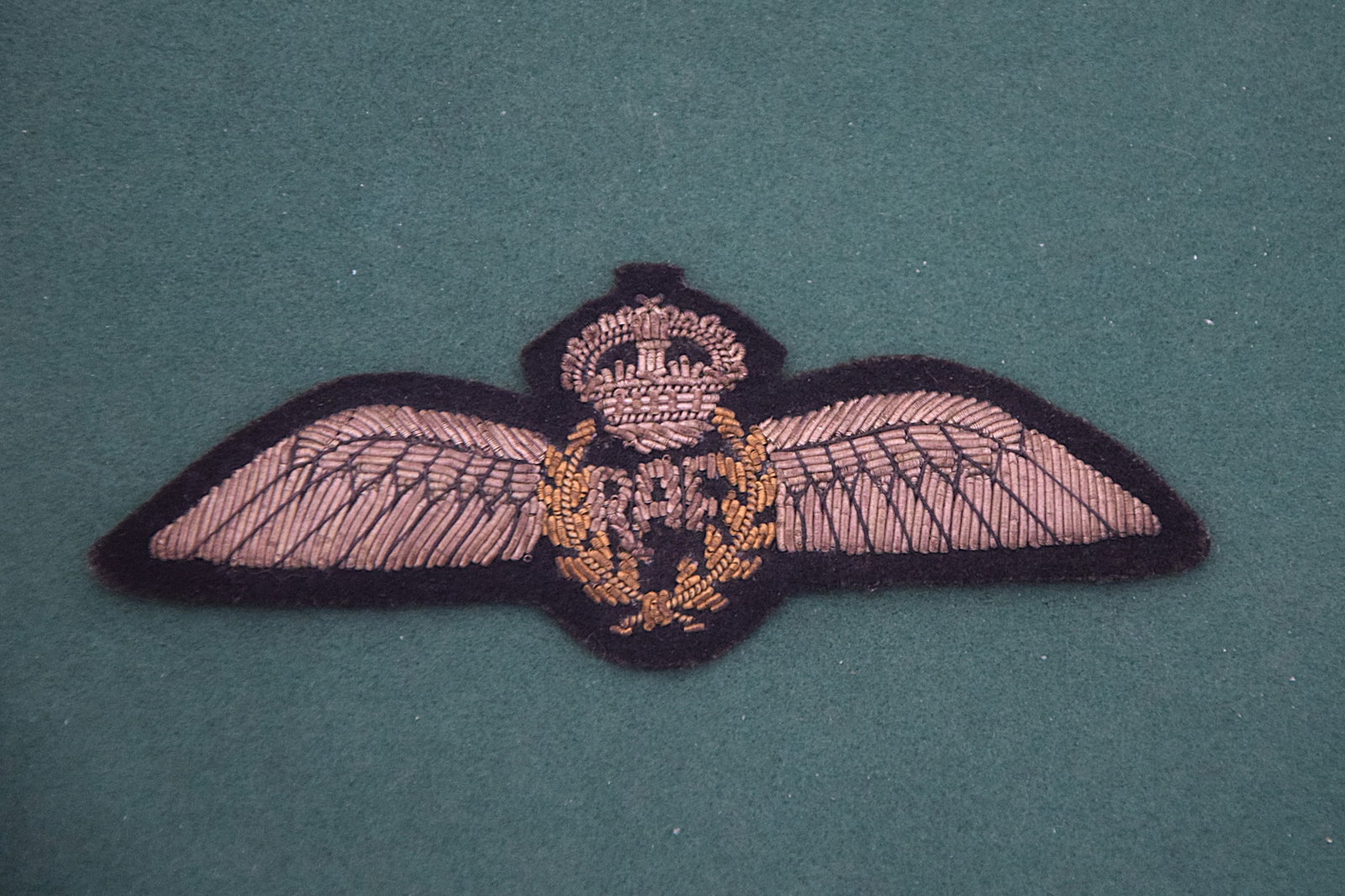 EMBROIDED WINGS BADGE FOR BRITISH ROYAL FORCE UNIFORM: Embroidered Wings Badge for British Royal Air Force Uniform, WW2 Model (King’s Insignia), 1940s. Excellent condition. Size: 2 x 1 3/8 in. All measurements are approximate. Condition: Please see pict