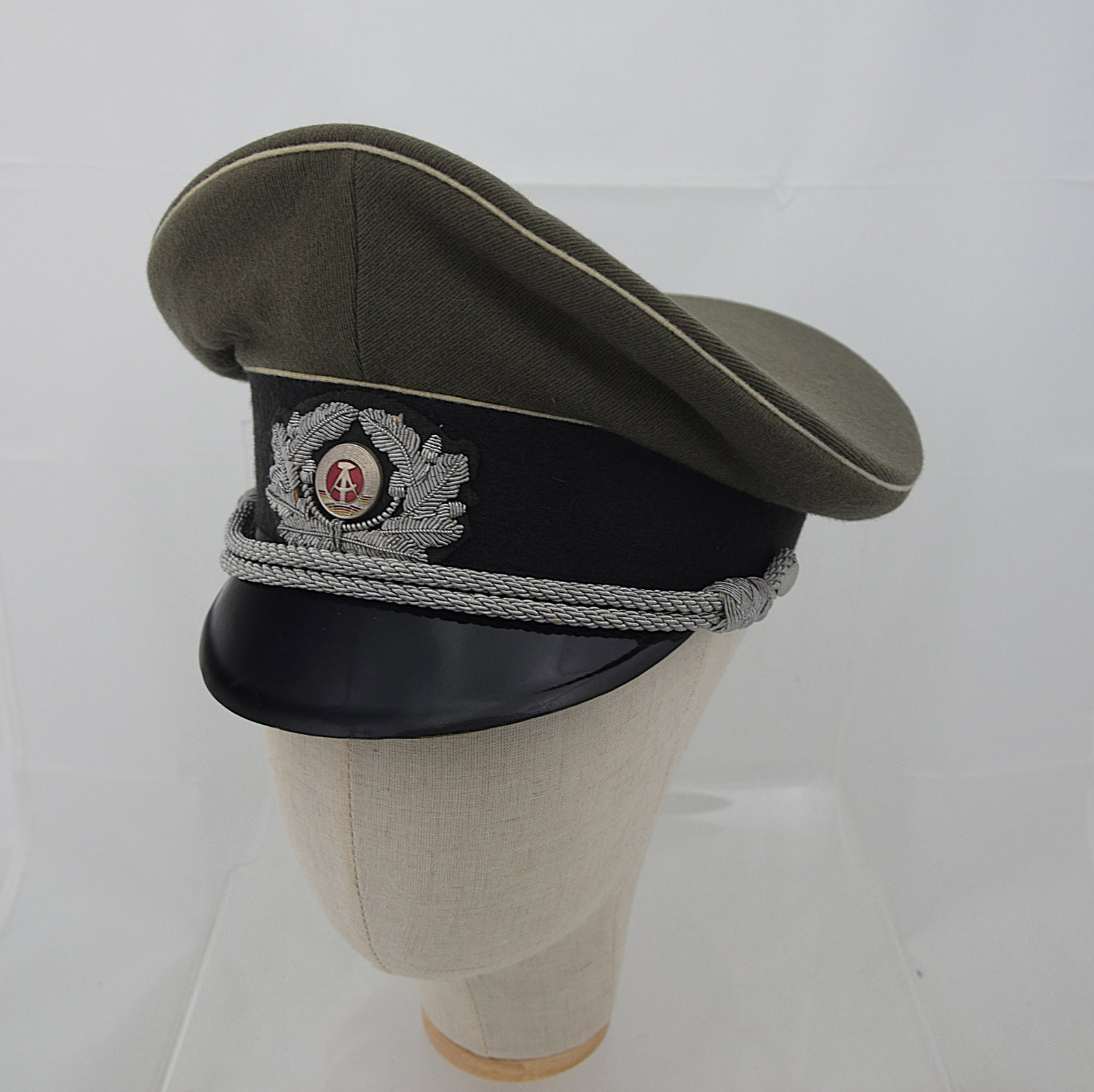 EAST GERMAN DDR TANK OFFICER VISOR HAT: East German DDR Tank Officer Visor Hat, 1963. Size 57 (US Medium). Excellent condition. Size: 57 (US Medium). All measurements are approximate. Condition: Please see pictures. Provenance: NY State pro
