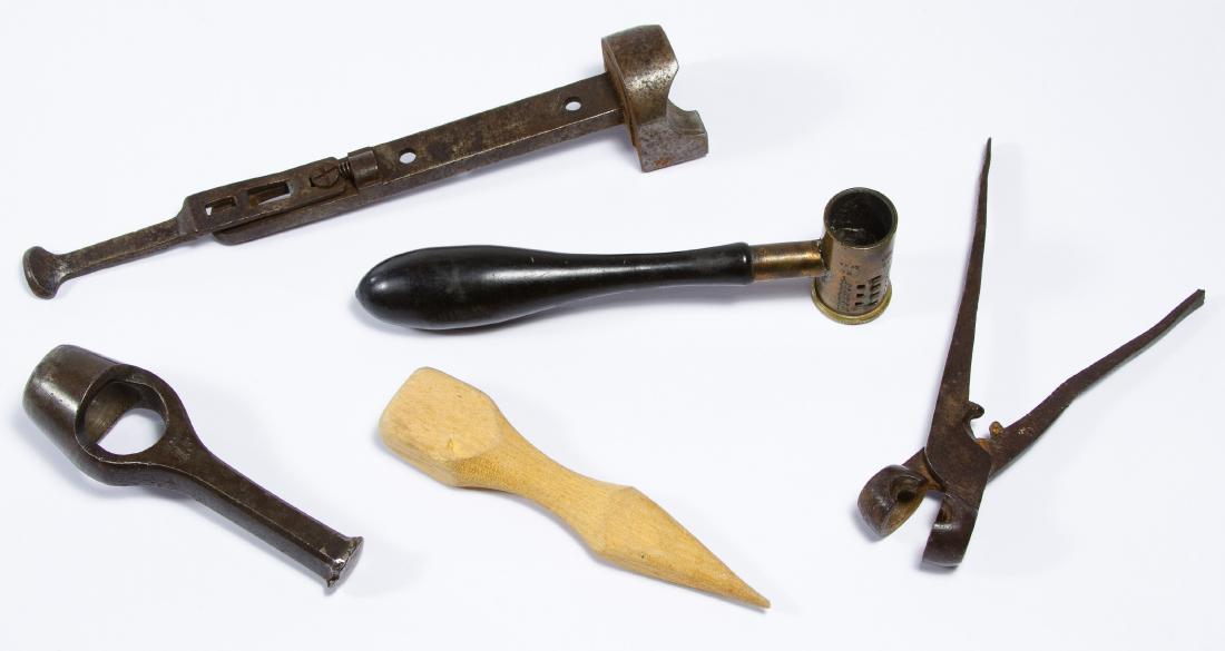 Gun Accessory Assortment: Gun Accessory Assortment Including a round lead bullet mold, powder measuring device, a shotgun fore stock release Category: Military & Weapons > Ammunition ** The buyer of this lot must follow all Fe