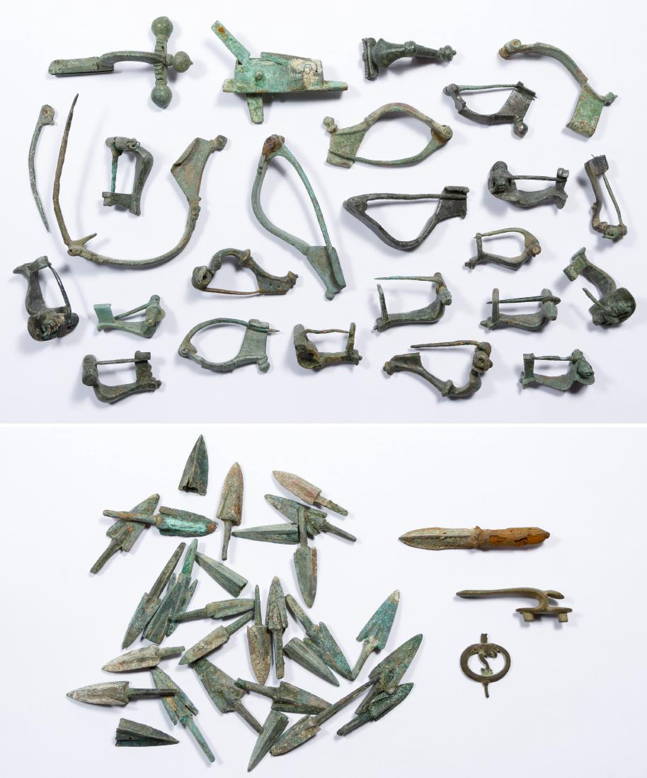 Roman Toga Clips and Spearhead Assortment: Roman Toga Clips and Spearhead Assortment Over (100) items with most having green patina; possibly replicas Length: 3.00 inches (longest) Category: Military & Weapons > Ancient Shipping Status: Leonar
