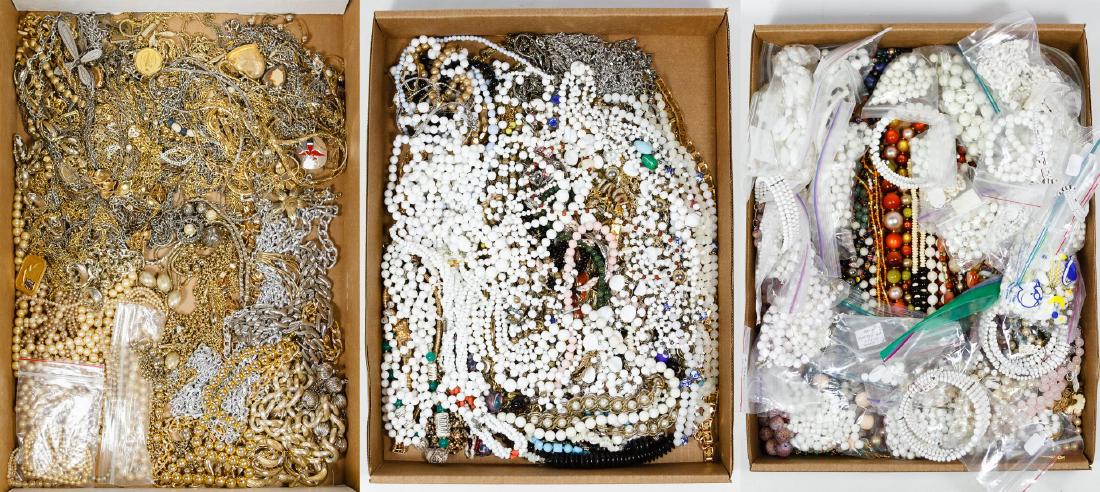 Costume Necklace Assortment: Costume Necklace Assortment Including beaded necklaces and bracelets Length: 18.00 inches (necklace) Category: Silver & Costume Jewelry > Costume (Bulk Lots) Shipping Status: Leonard Auction, Inc. wil