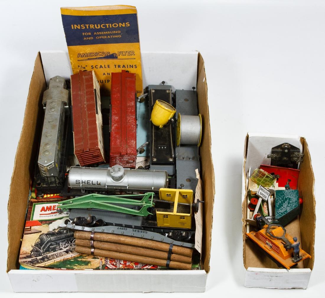 American Flyer S-Gauge Model Toy Train Set: American Flyer S-Gauge Model Toy Train Set c.1950 set including engine #370, box car #633, search light car #634, car #636, transformer 17B, track and color brochures Length: 11.00 inches (engine) Cat