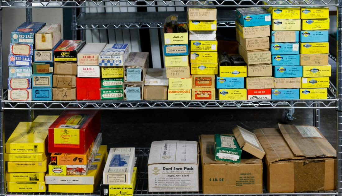 HO Model Train Car Kit and Accessory Assortment (1 of 1)