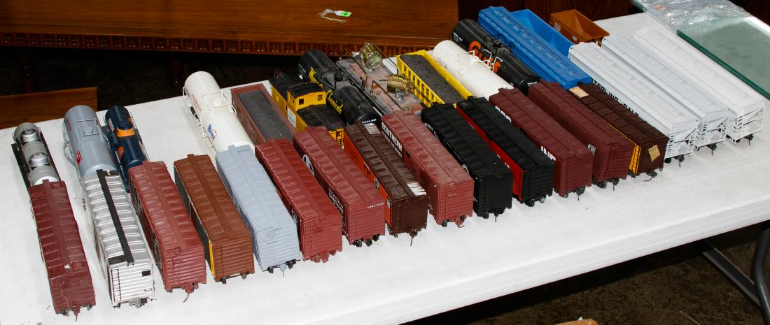 O-Gauge Model Train Car Assortment (1 of 4)