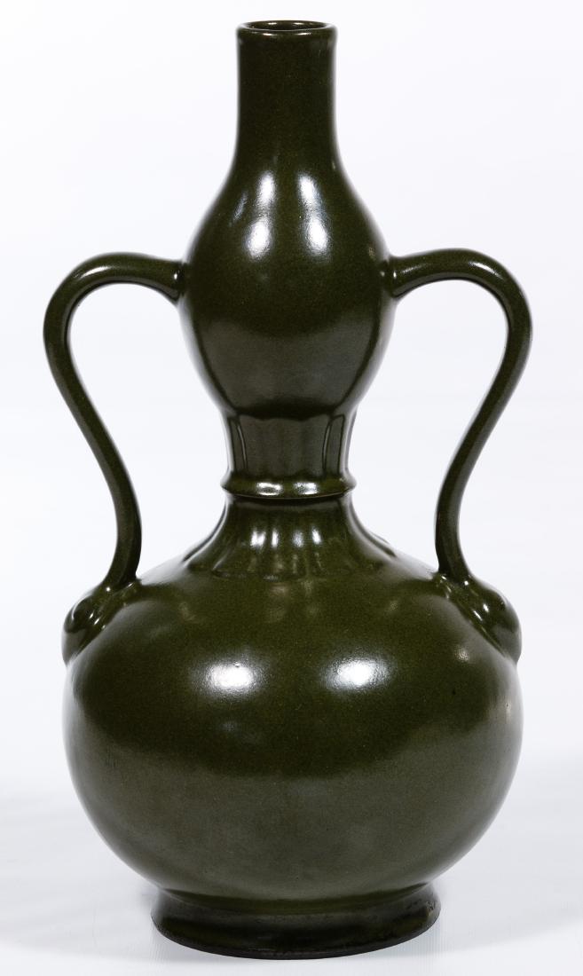 Chinese Qianlong Amphora Tea Dust Vase: Chinese Qianlong Amphora Tea Dust Vase Embossed mark on the bottom reads Qianlong official; green glaze on a gourd shape vase with double lobe and ruyi cloud handles Condition: Very Good, no chips or