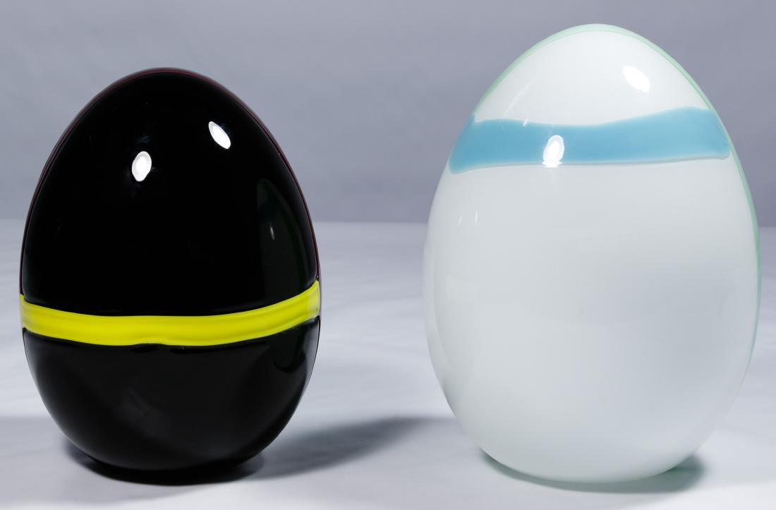 Murano Art Glass Eggs by Lino Tagliapietra for Oggetti: Murano Art Glass Eggs by Lino Tagliapietra for Oggetti Two eggs, both signed, dated and numbered on the underside; the white example is dated 1983 and numbered 1/100, the black example is dated 1982 a