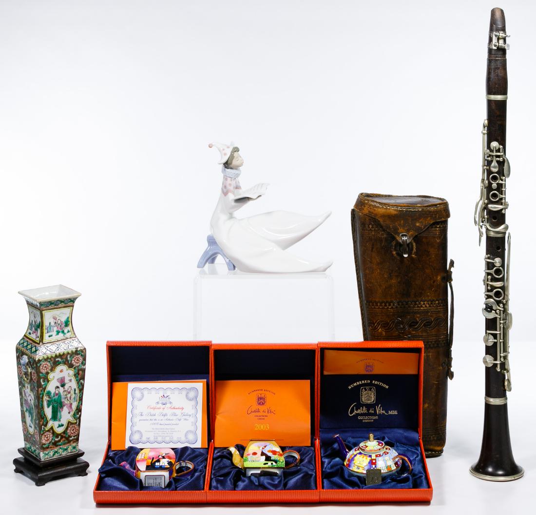 Lladro #6239 'Young Jester Singer' Figurine (1 of 9)