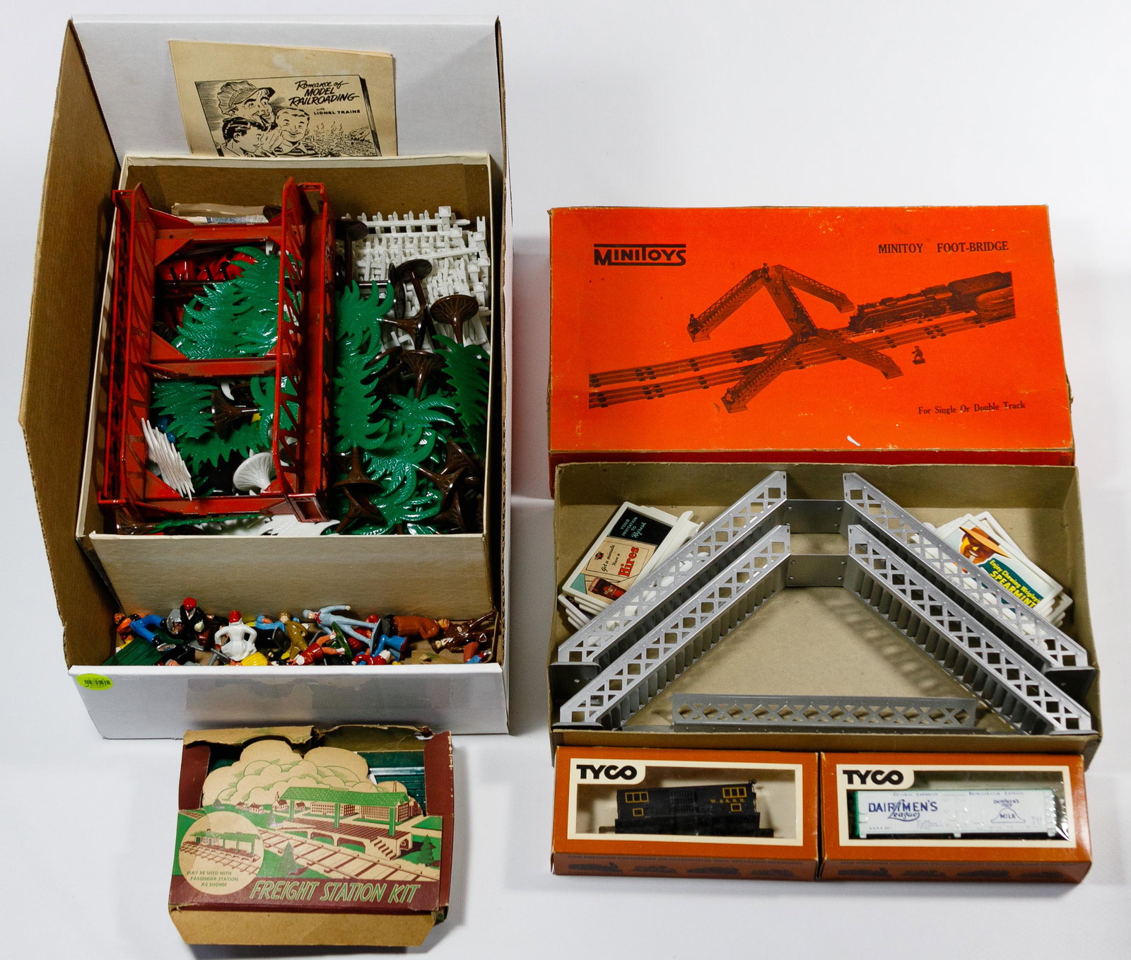 Lionel Train Assortment: Lionel Train Assortment Tin pre-war including #166E engine, #2451 auto lumber, #2689W tender, #2682 red caboose, #2679 Baby Ruth box car, two #1021 90-degree crossover, #416 floodlight tower, #1122 re