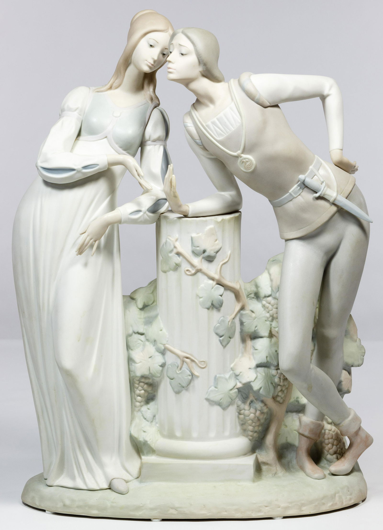 Lladro #4750 'Romeo and Juliet' Figurine: Lladro #4750 'Romeo and Juliet' Figurine Having matte finish, by Alfredo Ruiz, issued 1970 and retired in 1989 Condition: Very Good, no chips or cracks noted Height: 17 1/4 inches, Length: 12 1/4 inch