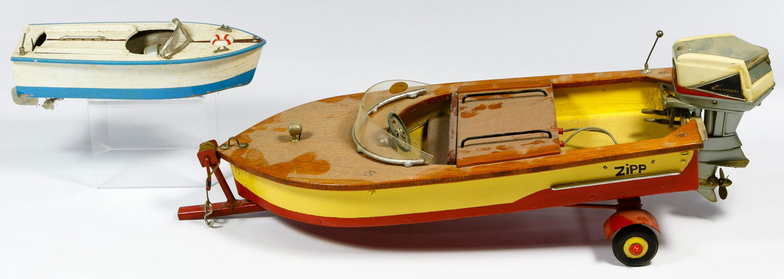 Battery Powered Model Boats: Battery Powered Model Boats Two items including a Chris Craft style motorboat having a two C 1.5 volt battery operated Evinrude 'Starflite' outboard motor, original motor instructions with metal trail