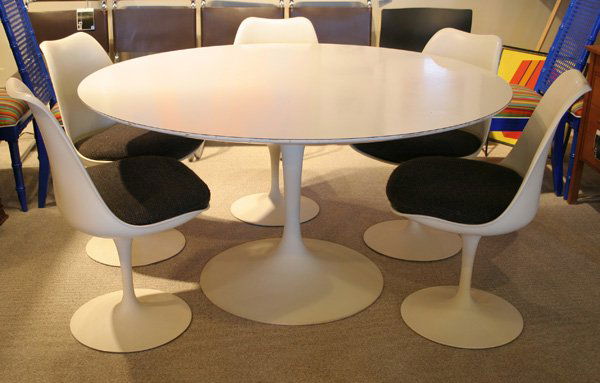 Tulip Dining Table, Eero Saarinen for Knoll: Tulip Dining Table, Knoll Mfg designed by Eero Saarinen, Circa 1960-1970. ca. 1960-1970 DIMENSIONS: table 28 1/2H x 54D CONDITION: Good Condition ESTIMATE: $500-$800 uest.