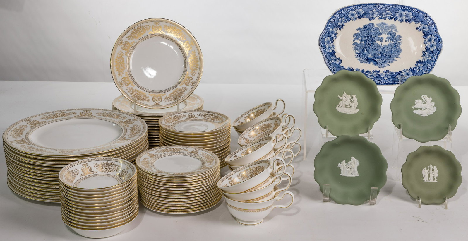 Wedgwood 'Gold Columbia' Bone China Service: Wedgwood 'Gold Columbia' Bone China Service (86) pieces including (14) 10.75-inch dinner plates, (16) 8.25-inch salad plates, (15) 6-inch bread and butter plates, (14) 5-inch berry bowls, (12) 2.25-in