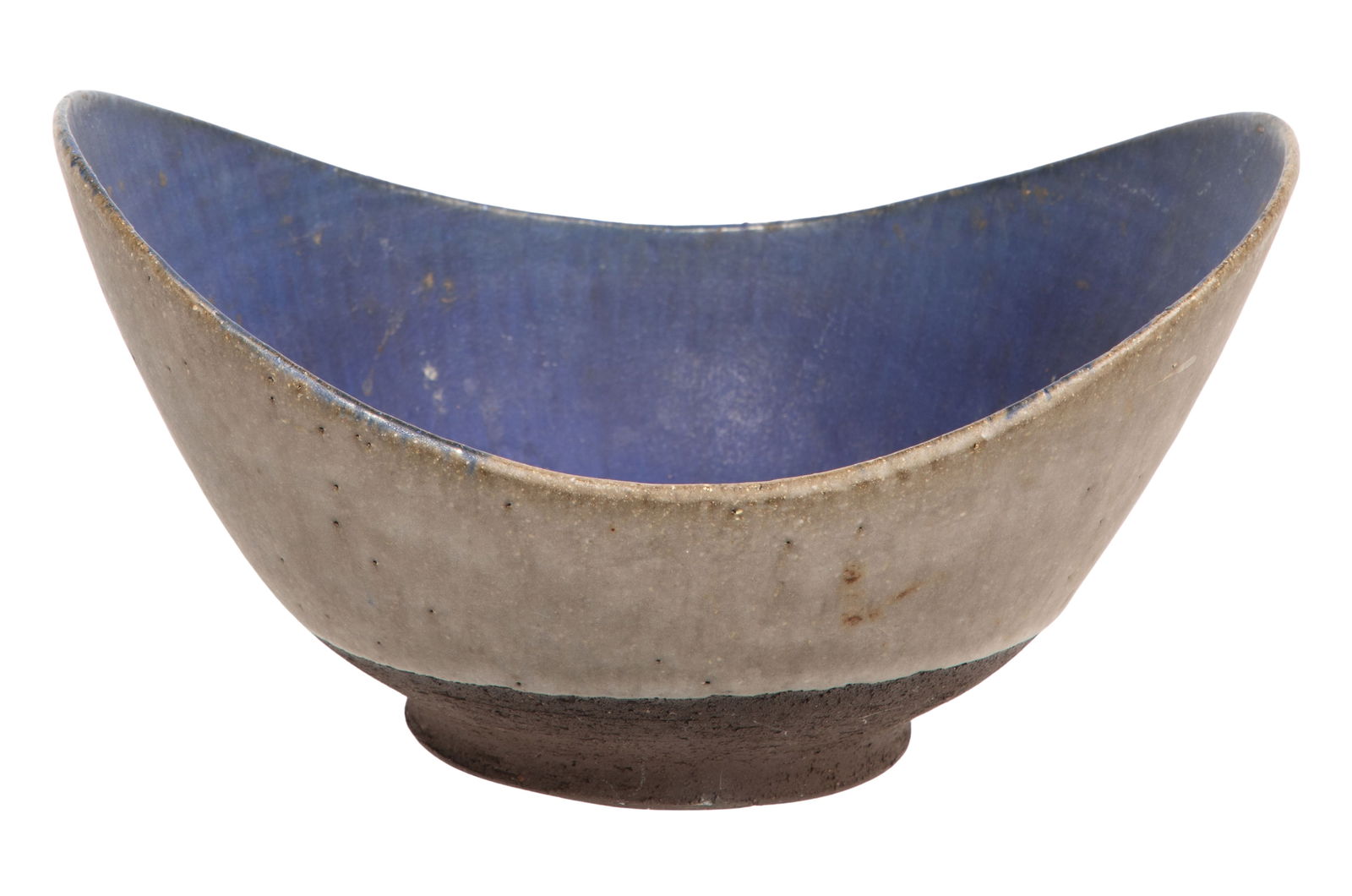 Thomas Toft Danish Pottery Bowl: Thomas Toft Danish Pottery Bowl Boat-form bowl having a round unglazed brown ware foot transitioning to an elliptical form having raised ends, a tan glaze to exterior and dark blue interior,