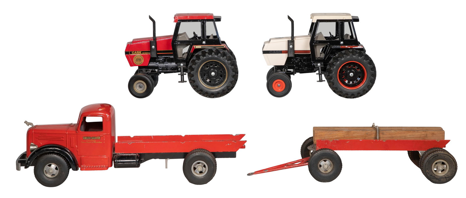 Smith-Miller and Ertl Toy Truck Assortment: Smith-Miller and Ertl Toy Truck Assortment (3) items including a 1950s Smith-Miller pressed steel Mack lumber truck having tandem trailer and load as well as (2) 1/16 scale die cast Ertl Case IH