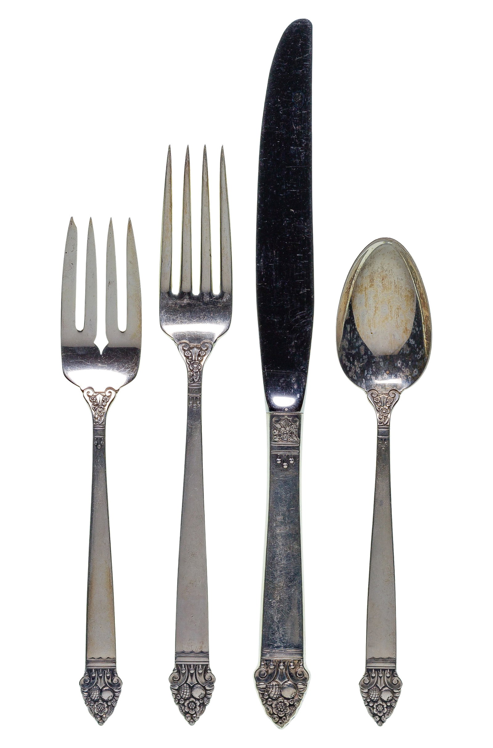 Oneida King Cedric Sterling Silver Flatware Service: Oneida King Cedric Sterling Silver Flatware Service (32) items including (6) 9-inch dinner knives, (6) 7 1/4-inch dinner forks, (6) 6 3/4-inch salad forks, (10) 6-inch teaspoons and (4) serving