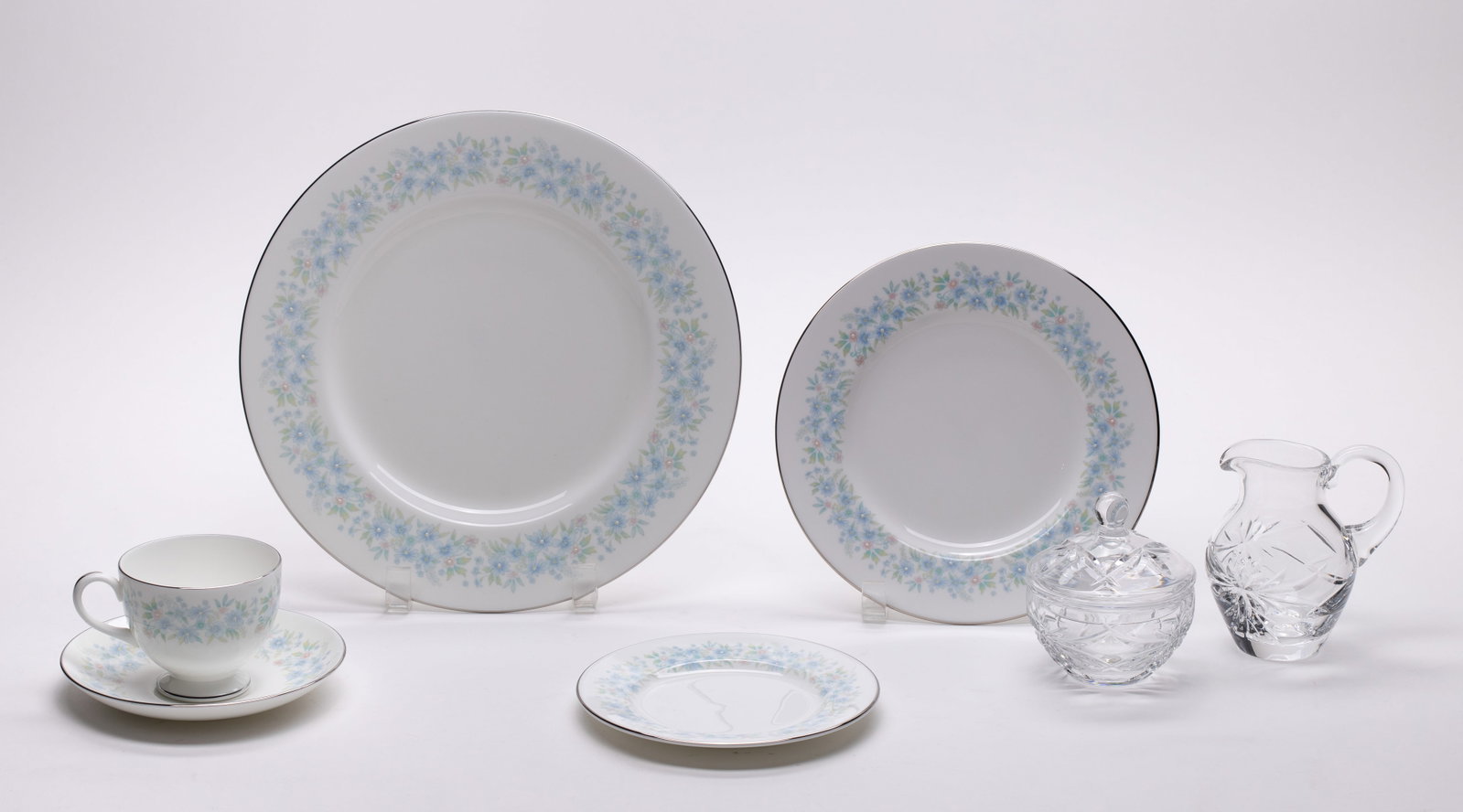 Wedgwood Wyndham China Assortment: Wedgwood Wyndham China Assortment (42) total items including (8) 10 5/8-inch dinner plates, (8) 8-inch salad plates, (8) 6-inch bread and butter plates, (8) 3 1/2-inch teacups, (8) 5 3/4-inch tea