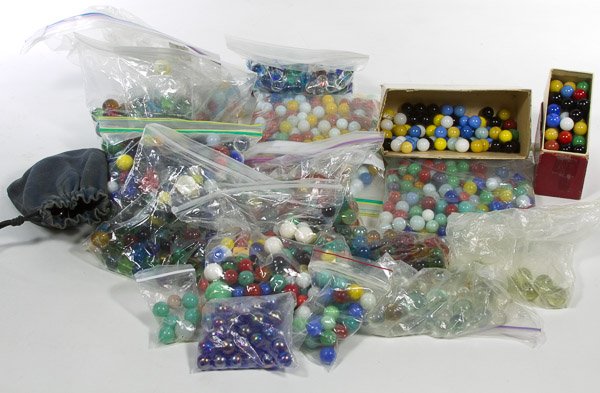 Solid Color Marble Assortment: Solid Color Marble Assortment Having the colors of yellow, blue, green and white Category: Collectibles > Marbles Shipping Status: Leonard Auction, Inc. will directly ship via USPS