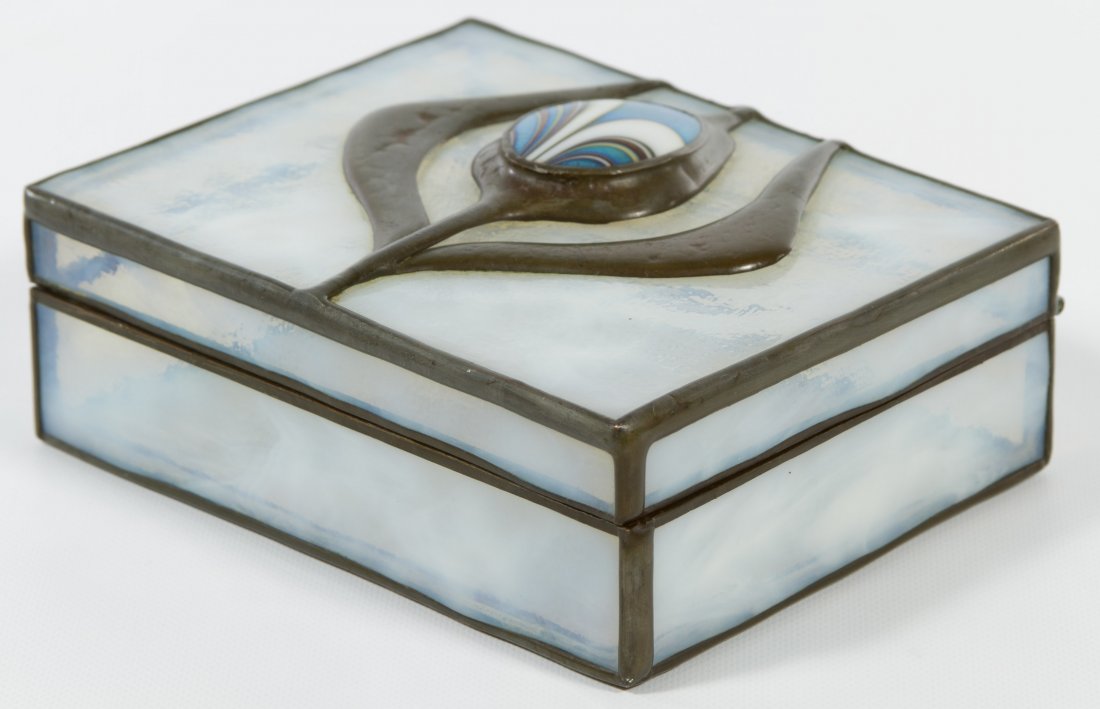 Orient & Flume Art Glass Box: Orient & Flume Art Glass Box Dated May 24, 1977, etched signature to the inside cover Height: 1.75 inches, Width: 5.00 inches Category: Glass > Art Glass Shipping Status: Leonard Auction, Inc. will di