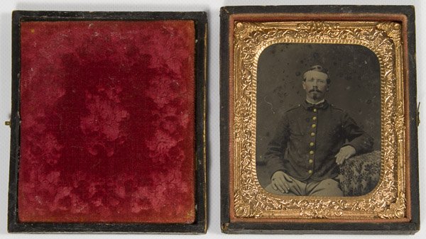 Civil War Union Soldier Tintype Photograph: Civil War Union Soldier Tintype Photograph 1/6 plate, having 77th Regiment buttons; 77th New York Oswego County Watson estate Width: 3.25 inches (case) Category: Books & Ephemera > Photographs Shippin