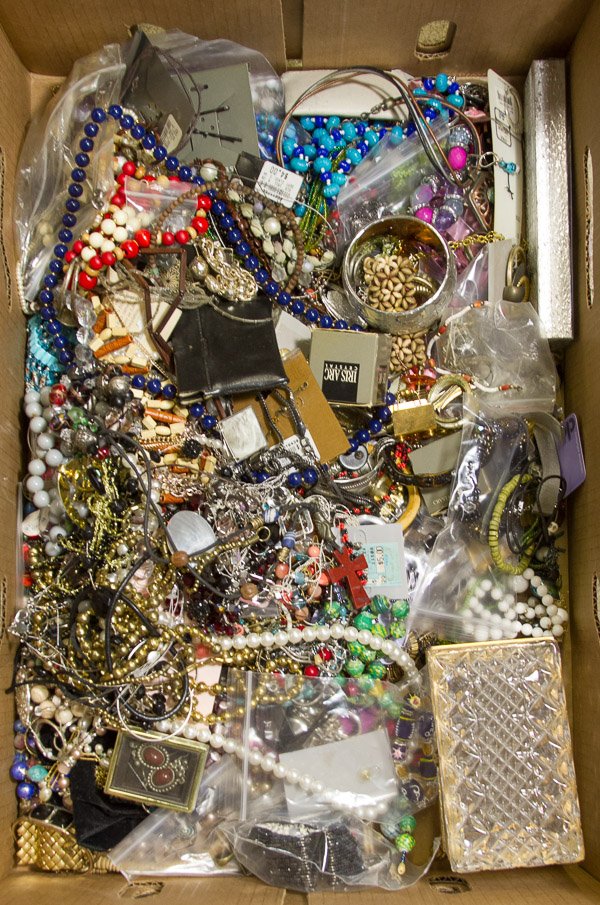 Costume Jewelry Assortment: Costume Jewelry Assortment Including sterling silver, bracelets, necklaces and watches Length: 29.00 inches Category: Jewelry and Timepieces > Costume (Bulk Lots) Shipping Status: Leonard Auction, Inc