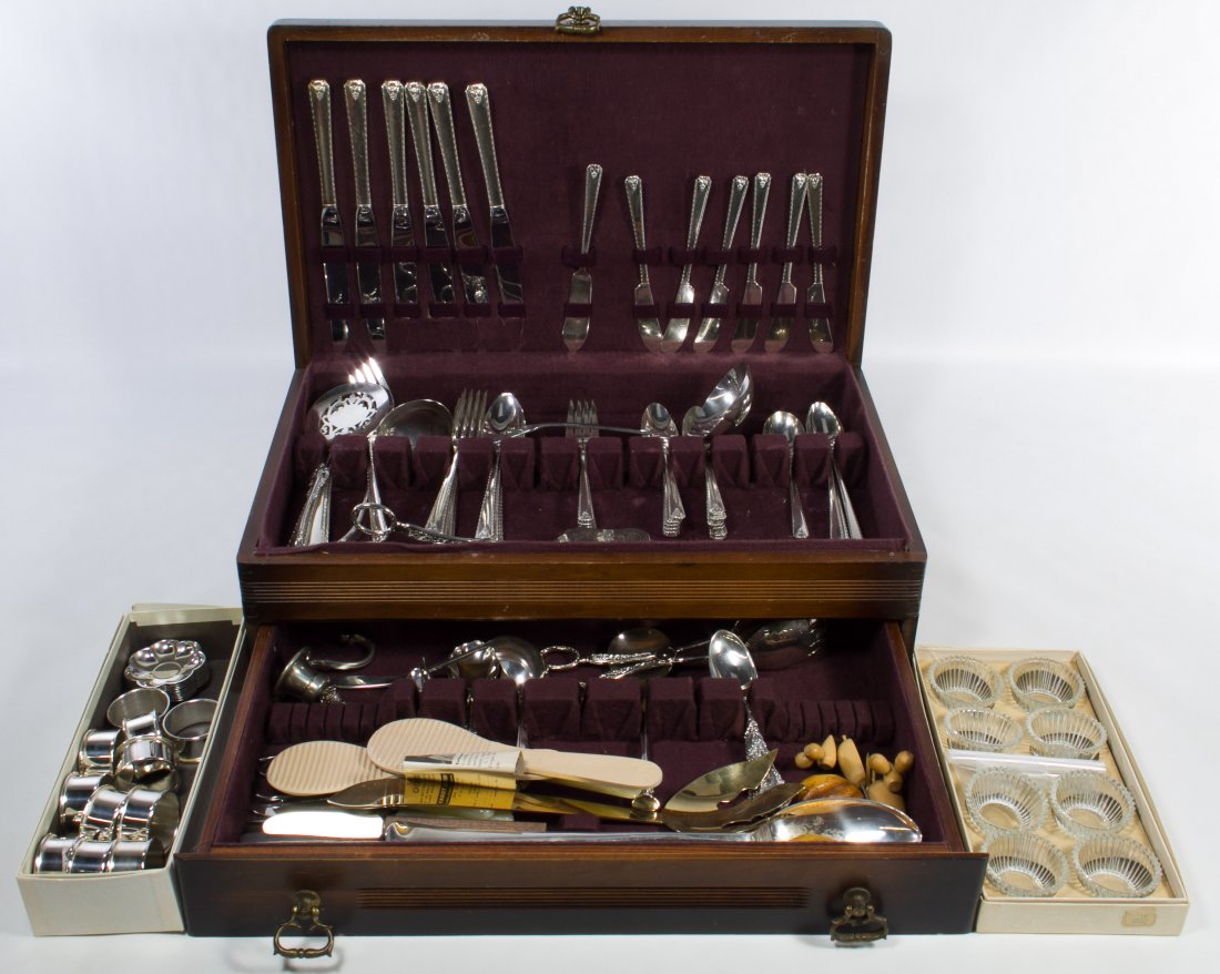 Oneida Prestige Plate 'Bordeaux' Silverplate Service: Oneida Prestige Plate 'Bordeaux' Silverplate Service 1945 Bordeaux service includes (6) dinner knives, (6) butter knives, (6) dinner forks, (6) luncheon forks, (6) soup spoons, (6) ice tea spoons, (12