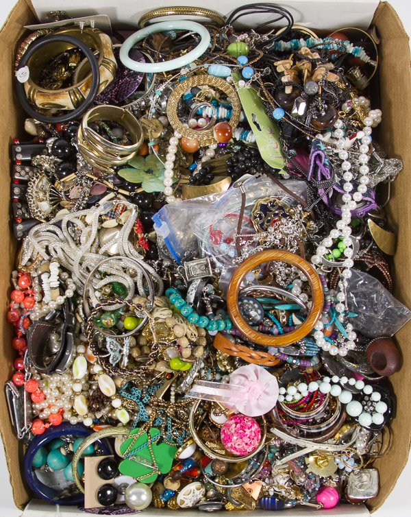 Costume Jewelry Assortment: Costume Jewelry Assortment Including bracelets, necklaces, earrings and watches Category: Jewelry and Timepieces > Costume (Bulk Lots) Shipping Status: Leonard Auction, Inc. will directly ship via USP