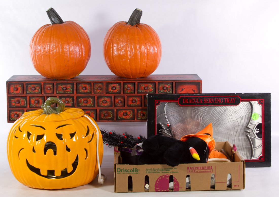 Halloween Decoration Assortment: Halloween Decoration Assortment Six Halloween decorative items including a Halloween calendar with tree and ornaments, a ceramic pumpkin, two plastic pumpkins, a tray of decorations and a Dracula tray