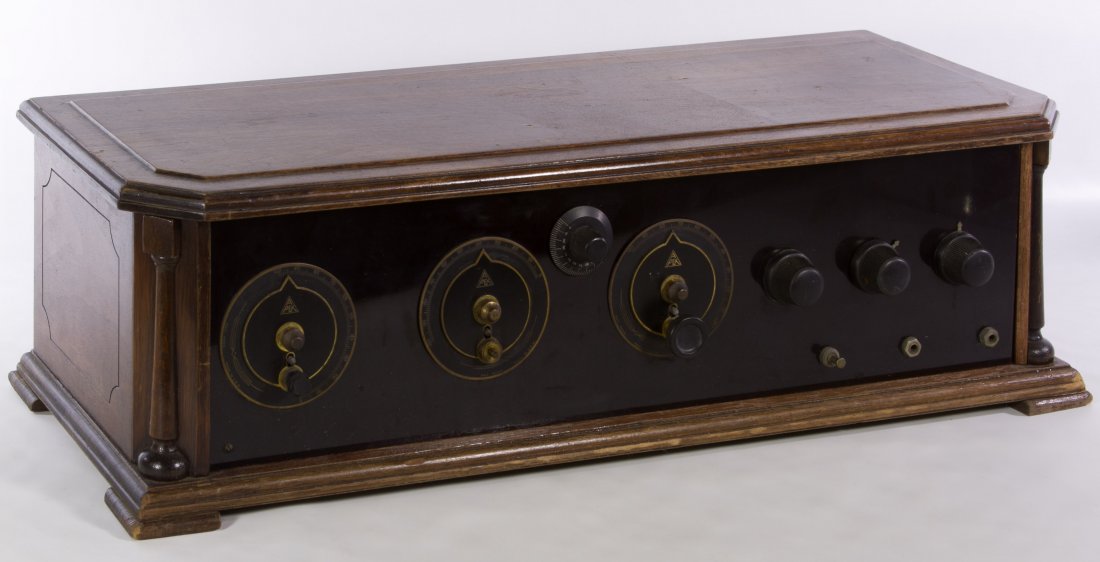 Apex Vacuum Tube Radio: Apex Vacuum Tube Radio Having two Karas Harmonik audio frequency transformers inside the oak case Height: 9.00 inches, Width: 30.00 inches, Depth: 11.00 inches Category: Cameras and Electronics > Radi