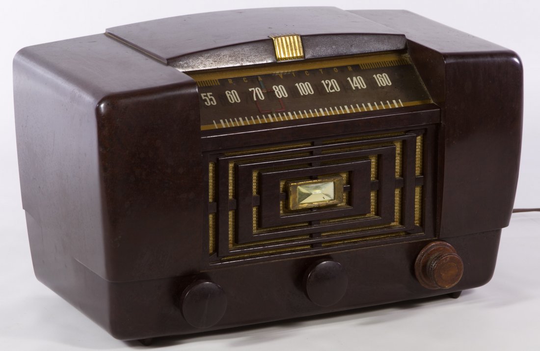 RCA Victor Vacuum Tube Radio in Bakelite Case: RCA Victor Vacuum Tube Radio in Bakelite Case Having model #66X11 and serial #B014894 Height: 8.50 inches, Width: 13.00 inches Category: Cameras and Electronics > Radios Shipping Status: Due to size,