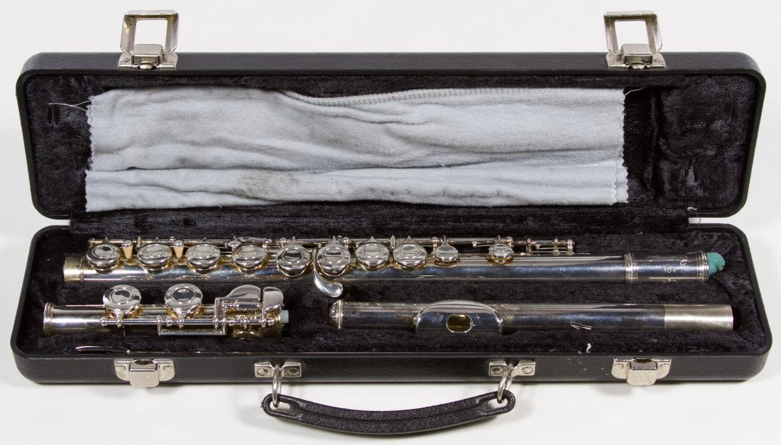 Armstrong #104 Flute: Armstrong #104 Flute Having the original carrying case Category: Musical Instruments > Woodwind Instruments Shipping Status: Due to size, weight, value or shipping complexity, this item must be shippe