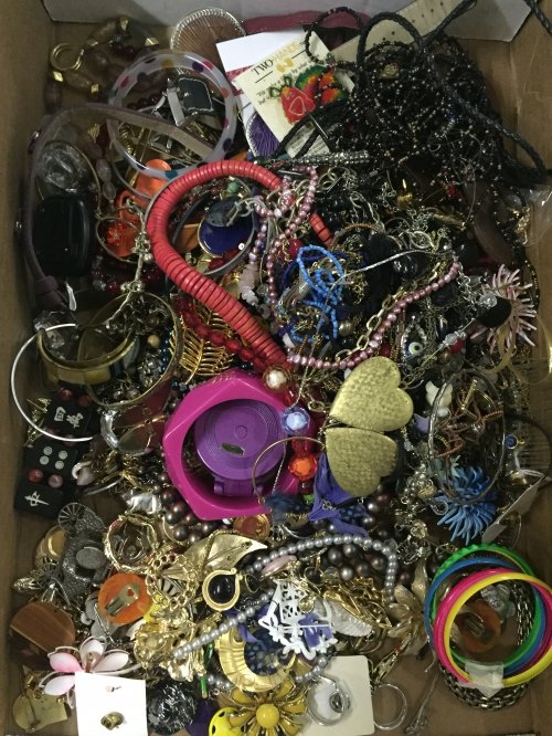 Costume Jewelry Assortment: Costume Jewelry Assortment Including necklaces, watch bands, pins and earrings Category: Jewelry & Timepieces > Costume (Bulk Lots) Shipping Status: Leonard Auction, Inc. will directly ship via USPS A